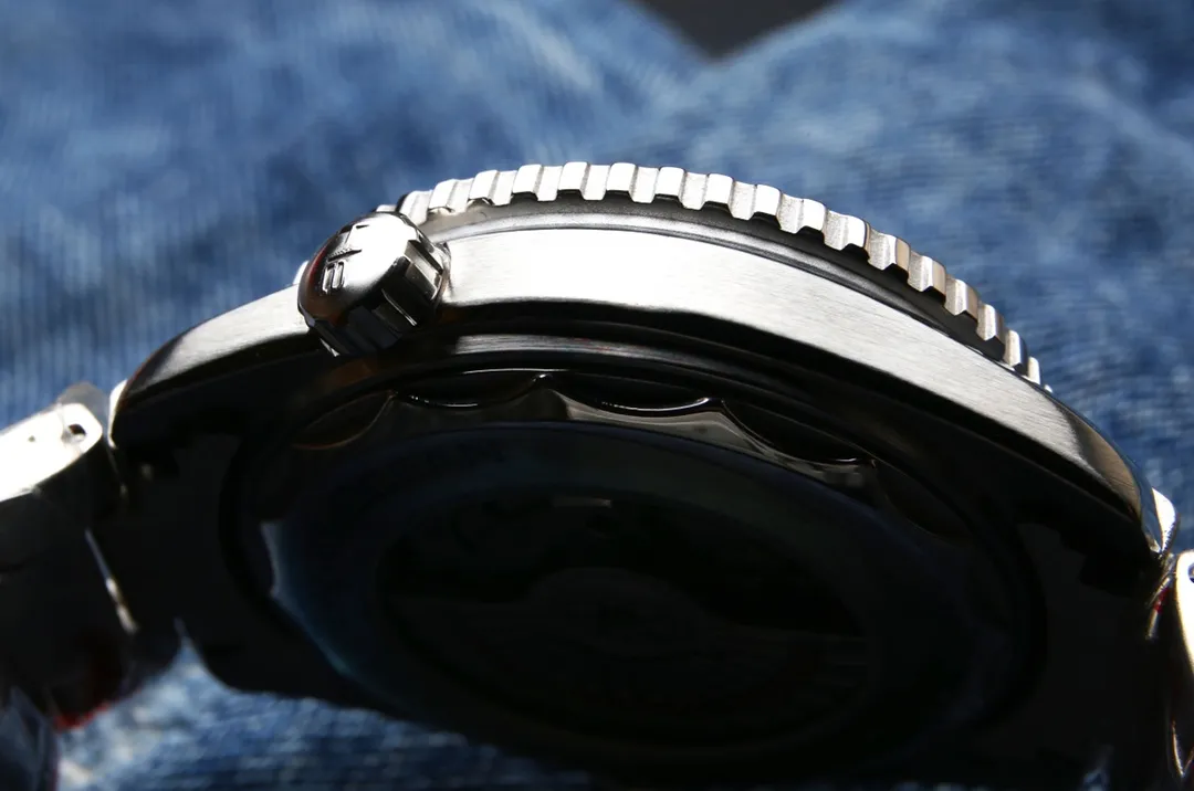 【High-end replica】💰1240! 【Customized all-in-one machine】💰1720! Omega-Seamaster 600m series! The new Omega Seamaster 600-meter diving watch is the most popular watch recently and its popularity is so high🔥🔥🔥 In terms of case workmanship, it has been upgraded to a higher level. The case is alternately brushed and polished, and the sides of the case are brushed to form a light and dark effect (the "twisted lugs" formed by the combination of brushing and polishing are a major feature of Omega), making it rich in texture. 💙We are committed to configuring tapes that are comparable to the workmanship of major manufacturers. The official website synchronizes the ice blue night light with super strong, special ceramic ring mouth, size 43MM, equipped with original Citizen new machine, creating a high-quality series with zero repair.