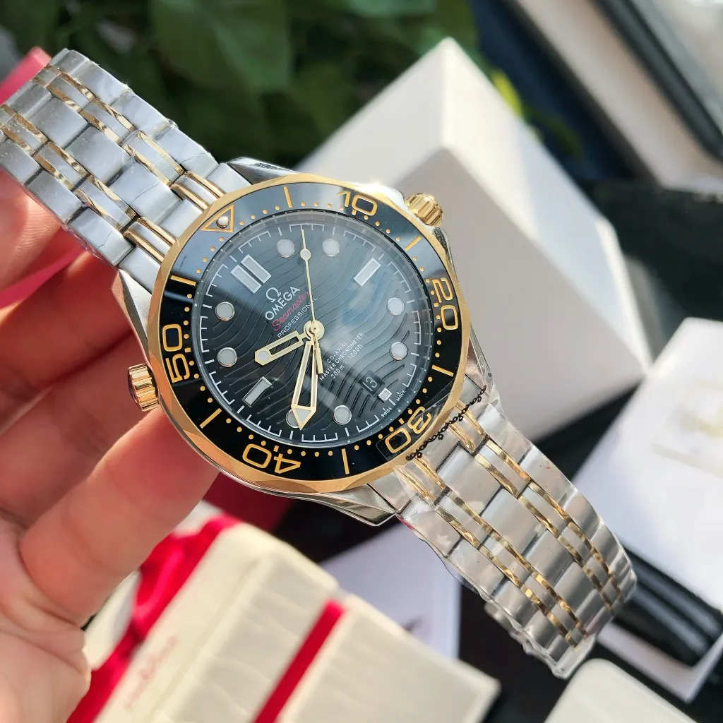 【High-end replica】💰1160! Omega Seamaster 2022 is the pinnacle of annual upgrades. The new Seamaster series 300-meter diving watch produced by GD has arrived. Feedback is coming! Always adhering to the practical value, there is no best, only better upgrade concept, bringing the entire series of Omega Seamaster watches with the new Citizen movement to the top again! [Movement] Equipped with 💯 brand new Japanese original Citizen 8215 automatic mechanical movement, original see-through design, 0️⃣repair, accurate running time, strong practicality [Case] Made of 316L stainless steel case, equipped with the only original ceramic one-way rotating chronograph ring in its class [Bracelet] 316 stainless steel five-bead bracelet, equipped with the only original push-pull adjustable clasp in its class. The steel belt model comes with an original woven cloth strap, buy one get one free, the best value in its class ⚠️Please look for GD exclusive details and quality