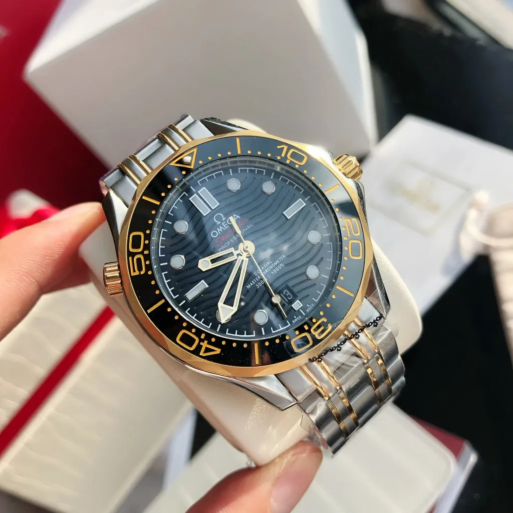 【High-end replica】💰1160! Omega Seamaster 2022 is the pinnacle of annual upgrades. The new Seamaster series 300-meter diving watch produced by GD has arrived. Feedback is coming! Always adhering to the practical value, there is no best, only better upgrade concept, bringing the entire series of Omega Seamaster watches with the new Citizen movement to the top again! [Movement] Equipped with 💯 brand new Japanese original Citizen 8215 automatic mechanical movement, original see-through design, 0️⃣repair, accurate running time, strong practicality [Case] Made of 316L stainless steel case, equipped with the only original ceramic one-way rotating chronograph ring in its class [Bracelet] 316 stainless steel five-bead bracelet, equipped with the only original push-pull adjustable clasp in its class. The steel belt model comes with an original woven cloth strap, buy one get one free, the best value in its class ⚠️Please look for GD exclusive details and quality