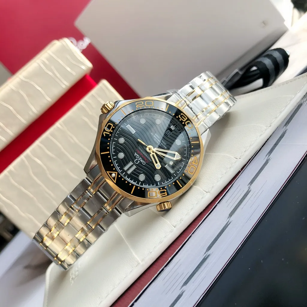 【High-end replica】💰1160! Omega Seamaster 2022 is the pinnacle of annual upgrades. The new Seamaster series 300-meter diving watch produced by GD has arrived. Feedback is coming! Always adhering to the practical value, there is no best, only better upgrade concept, bringing the entire series of Omega Seamaster watches with the new Citizen movement to the top again! [Movement] Equipped with 💯 brand new Japanese original Citizen 8215 automatic mechanical movement, original see-through design, 0️⃣repair, accurate running time, strong practicality [Case] Made of 316L stainless steel case, equipped with the only original ceramic one-way rotating chronograph ring in its class [Bracelet] 316 stainless steel five-bead bracelet, equipped with the only original push-pull adjustable clasp in its class. The steel belt model comes with an original woven cloth strap, buy one get one free, the best value in its class ⚠️Please look for GD exclusive details and quality