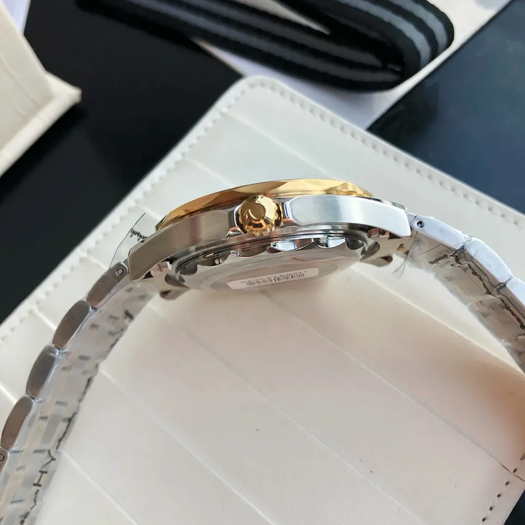 【High-end replica】💰1160! Omega Seamaster 2022 is the pinnacle of annual upgrades. The new Seamaster series 300-meter diving watch produced by GD has arrived. Feedback is coming! Always adhering to the practical value, there is no best, only better upgrade concept, bringing the entire series of Omega Seamaster watches with the new Citizen movement to the top again! [Movement] Equipped with 💯 brand new Japanese original Citizen 8215 automatic mechanical movement, original see-through design, 0️⃣repair, accurate running time, strong practicality [Case] Made of 316L stainless steel case, equipped with the only original ceramic one-way rotating chronograph ring in its class [Bracelet] 316 stainless steel five-bead bracelet, equipped with the only original push-pull adjustable clasp in its class. The steel belt model comes with an original woven cloth strap, buy one get one free, the best value in its class ⚠️Please look for GD exclusive details and quality