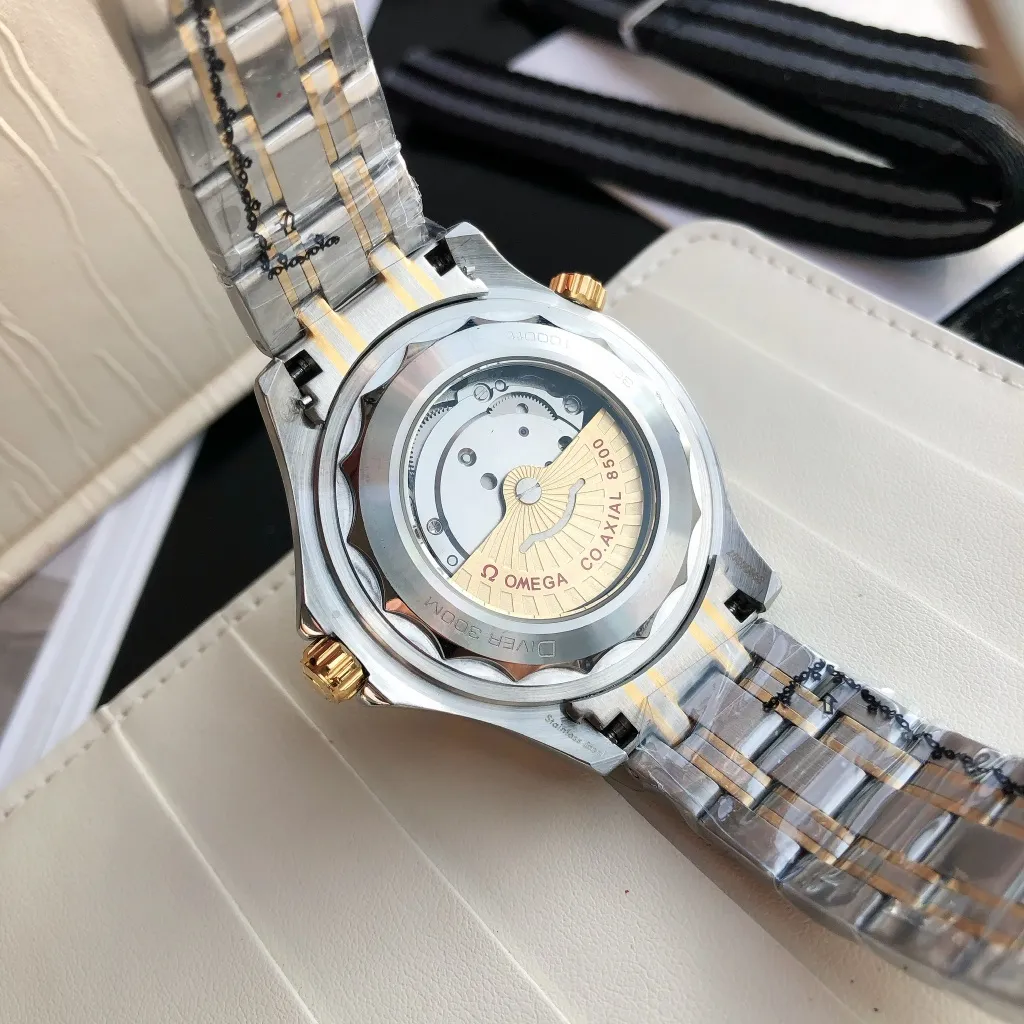 【High-end replica】💰1160! Omega Seamaster 2022 is the pinnacle of annual upgrades. The new Seamaster series 300-meter diving watch produced by GD has arrived. Feedback is coming! Always adhering to the practical value, there is no best, only better upgrade concept, bringing the entire series of Omega Seamaster watches with the new Citizen movement to the top again! [Movement] Equipped with 💯 brand new Japanese original Citizen 8215 automatic mechanical movement, original see-through design, 0️⃣repair, accurate running time, strong practicality [Case] Made of 316L stainless steel case, equipped with the only original ceramic one-way rotating chronograph ring in its class [Bracelet] 316 stainless steel five-bead bracelet, equipped with the only original push-pull adjustable clasp in its class. The steel belt model comes with an original woven cloth strap, buy one get one free, the best value in its class ⚠️Please look for GD exclusive details and quality