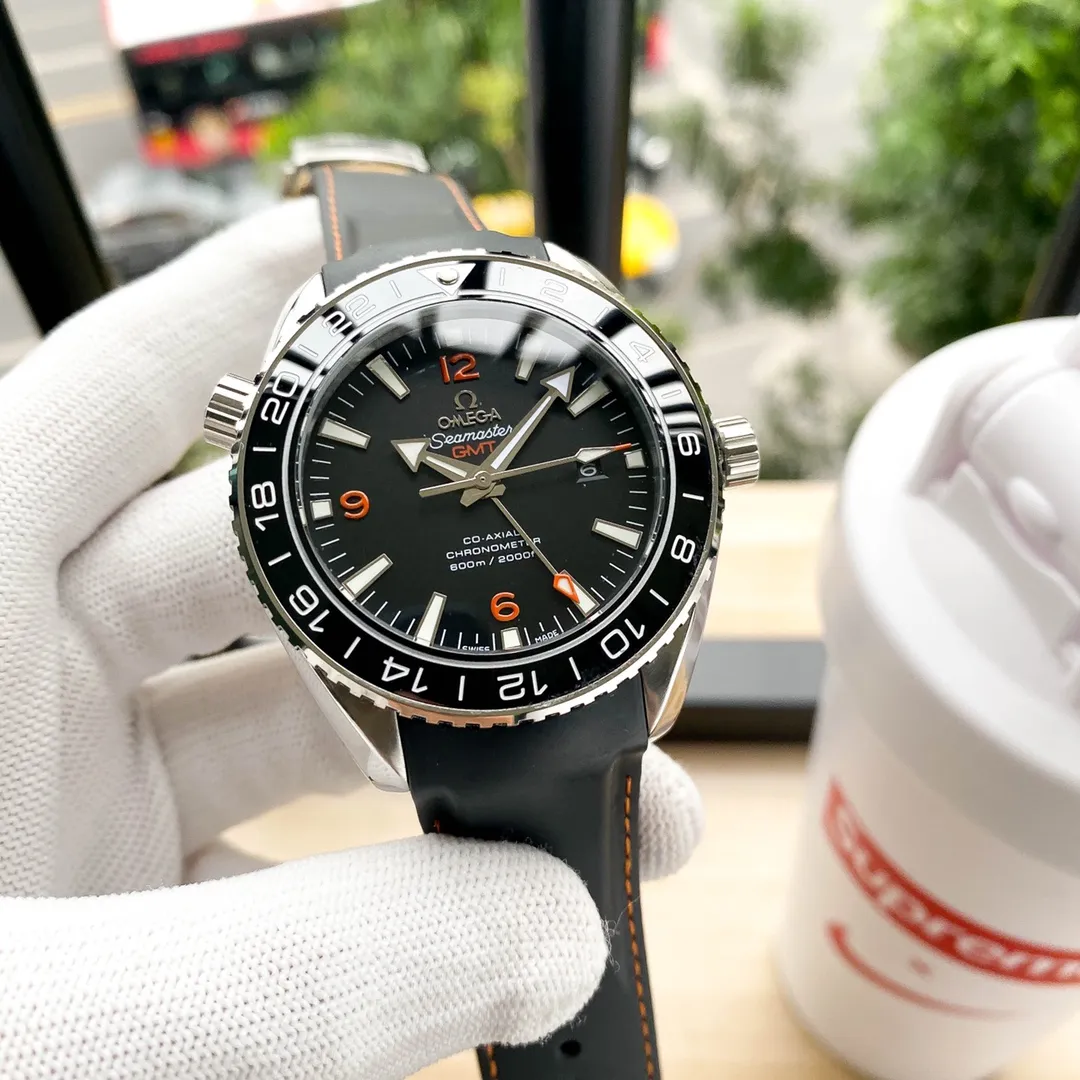 【Foreign trade import】💰2560! OMEGA GMT SEAMASTER Seamaster Planet Ocean 600m [GMT needle can be monotonous] (the ice blue luminous light is consistent with the original) is made of top-grade 316L stainless steel, with a ceramic bezel that rotates in one direction. The dial fonts use hydraulic printing technology, and the three-dimensional effect perfectly restores the original effect. The central hands and hour scales are filled with luminous and double-color luminous, consistent with the original. The central red triangle pointer is the GMT pointer and the inner bezel can be used to obtain the second regional time. There is a calendar display window at the 3 o'clock position; the screw-in crown can be pulled out to the first position to adjust the calendar independently, and the second position can be pulled out to adjust the hours, minutes, and seconds. Also calibrate the GMT pointer. After the hour hand rotates for 24 hours, the calendar will jump. All the above functions are synchronized with the original ones; the strap is made of natural rubber and is made of double-layer strap, and the textile pattern of the strap is restored. Equipped with a folding clasp, the strap is as soft as the original and is very comfortable to wear. Equipped with Hong Kong Zhengmingzhu (non-market domestic movement), it promises that each watch will leave the factory with a time error of within 10 seconds.