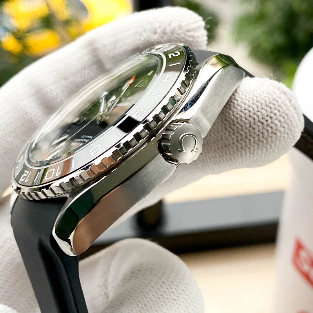 【Foreign trade import】💰2560! OMEGA GMT SEAMASTER Seamaster Planet Ocean 600m [GMT needle can be monotonous] (the ice blue luminous light is consistent with the original) is made of top-grade 316L stainless steel, with a ceramic bezel that rotates in one direction. The dial fonts use hydraulic printing technology, and the three-dimensional effect perfectly restores the original effect. The central hands and hour scales are filled with luminous and double-color luminous, consistent with the original. The central red triangle pointer is the GMT pointer and the inner bezel can be used to obtain the second regional time. There is a calendar display window at the 3 o'clock position; the screw-in crown can be pulled out to the first position to adjust the calendar independently, and the second position can be pulled out to adjust the hours, minutes, and seconds. Also calibrate the GMT pointer. After the hour hand rotates for 24 hours, the calendar will jump. All the above functions are synchronized with the original ones; the strap is made of natural rubber and is made of double-layer strap, and the textile pattern of the strap is restored. Equipped with a folding clasp, the strap is as soft as the original and is very comfortable to wear. Equipped with Hong Kong Zhengmingzhu (non-market domestic movement), it promises that each watch will leave the factory with a time error of within 10 seconds.