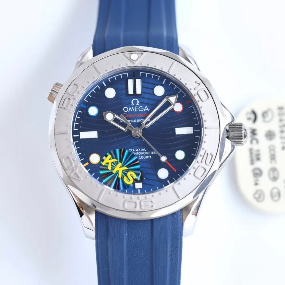 【Top replica】💰2900! Omega Seamaster series exclusive quality, exclusive packaging, always adhering to practical value, there is no best, only better upgrade concept, pushing the entire Omega Seamaster series of watches to the top again! In 2020, the official highly recommended Seamaster series 300-meter diving watch has exclusive quality on the entire network. [Movement] Equipped with 💯 brand new Japanese original Citizen 8215 automatic mechanical movement, original see-through design, corrected movement 8500 restoration all-in-one machine, 0️⃣repair, accurate running time, strong practicality, 100% waterproof [Glass] Double-bright Sapphire shock-proof and scratch-proof glass Equipped with arched wear-resistant and scratch-resistant glass, it is three-level waterproof and can swim with confidence🏊, watch diameter 39.5/11mm [Case] Made of 316L stainless steel case, equipped with the only original ceramic one-way rotating chronograph ring in its class [Belt] The buckle is polished from 316L fine steel, imported Italian cowhide and imported frog glue to show the endless quality. It is equipped with the only original Omega stretch buckle in its class, which can be finely adjusted. It is the best value in its class. Please certify the exclusive KKS details. The KKS exclusive quality code is 80456374. Welcome to compare the quality.