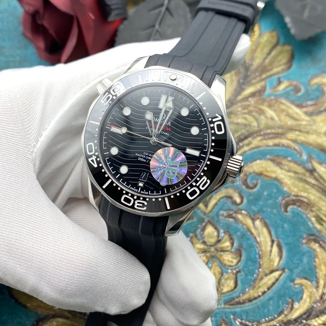 The OMEGA Seamaster 300 series has won the hearts of many people with its unique design and excellent performance. The watch inherits the glorious marine legend. Combining artistic innovation with current design concepts. Brand: OMEGA Series: Seamaster Diving 300 Meter Ocean Watch Movement: 8800 Strap: Nine-bead steel strap and rubber strap (1:1) Size: 42mm13mm Material: 316 stainless steel