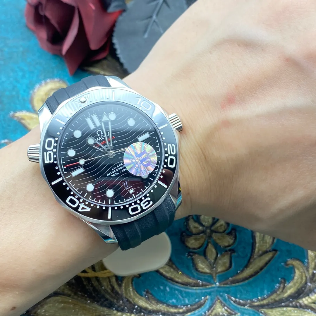 The OMEGA Seamaster 300 series has won the hearts of many people with its unique design and excellent performance. The watch inherits the glorious marine legend. Combining artistic innovation with current design concepts. Brand: OMEGA Series: Seamaster Diving 300 Meter Ocean Watch Movement: 8800 Strap: Nine-bead steel strap and rubber strap (1:1) Size: 42mm13mm Material: 316 stainless steel