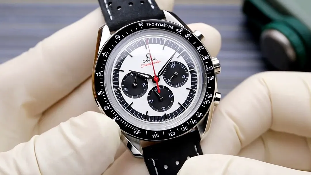 【Foreign trade import】💰2560! The new Omega Speedmaster series is released, the original model is re-engraved, and it exclusively uses imported fully automatic mechanical movements to achieve zero repairs! Paired with the original strap of 904 steel, it has more texture! 42*12mm [Table material and case quality]: Stainless steel, ceramic ring bezel [Table material and mirror quality]: Arc-shaped double-sided anti-reflective, light-resistant and wear-resistant surface. The Omega Speedmaster series is the most representative watch of the brand. The legendary Speedmaster watch participated in all six human moon landing missions and can be regarded as a model of the brand's pioneering spirit. The stainless steel case is equipped with a sandblasted silver dial. The dial is equipped with a black minute ring and a red lacquered chronograph seconds hand. The hour markers, hour and minute hands are specially treated to appear black and are covered with Super-LumiNova. ⁠Three black subdials with sandblasted rhodium-plated hands
