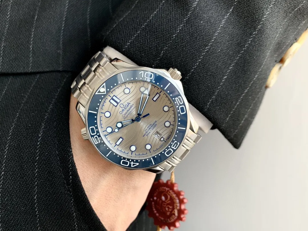【Foreign trade import】💰1160! Omega - OMEGA🎉🎉🎉Seamaster series men's watch imported rubber strap. It is made with all the effort. It has a fully automatic mechanical movement. It has a practical and strong 316L stainless steel case. The original synchronous shell curvature [bracelet] adopts an imported rubber strap that is comfortable and durable. The stainless steel strap achieves eternity. Appreciate the Omega Master watch.
