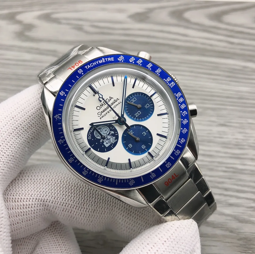 【Foreign Trade Import】💰1720! OMEGA 🎮K16 Speedmaster Series 310.32.42.50.02.001 "Snoopy Award" 50th Anniversary Watch This new product, known as the "Third Generation Snoopy Commemorative" watch, has attracted the attention of many people since its launch. The silver dial is decorated with angular hour markers and hands treated with blue PVD. The watch is equipped with a blue zirconia [ZrO2] ceramic bezel and is decorated with a white enamel tachymeter scale. The side of the 42mm stainless steel case has been finely polished to show a delicate luster, and it has a built-in imported VK chronograph quartz movement. 🎮Sanjie exquisitely recommends men’s multifunctional quartz watches. SJ carefully creates ultra-realistic photo shoots for you.