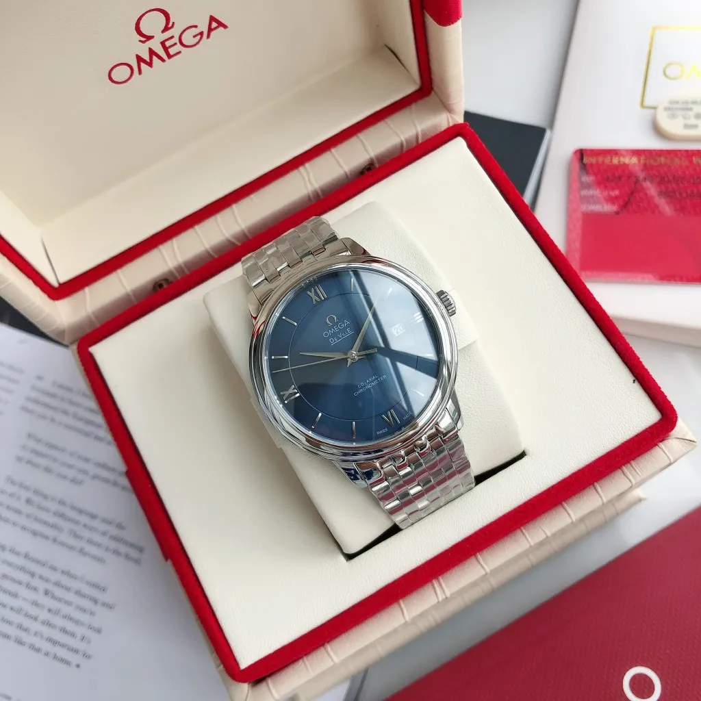 【High-end replica】💰1160! 【Customized all-in-one machine】💰1720! 2023 upgraded blockbuster model - Omega Butterfly De Ville series men's watch [Casual, simple and classic hot model] After the De Ville series was discontinued last year, the factory persisted in adhering to the concept of providing better prices and being more people-friendly. It spent nearly a year strictly controlling and selecting high-quality suppliers of various accessories. Thanks to the strong support of a replica factory, it has worked hard to create today's upgraded and high-quality products at the same price‼ ️ This upgrade uses the same-level lettering from a certain factory, corrects the original synchronous stretch clasp, and passes the factory damage test to ensure excellent quality [Movement] Equipped with zero repair 💯 Brand new Citizen 9015 all-in-one automatic mechanical movement, precise travel time and long-lasting, highly recognized by watch friends [Case] 316L stainless steel case, modified and beautiful body The bottom cover is embossed according to the original synchronized track text. The 39.5mm shell size adheres to the same original details. Curved dial. 100-meter depth waterproof. Scratch-resistant sapphire mirror. [Bracelet] Use 316L stainless steel bracelet with original folding stretch buckle of the same material or calfskin strap. This picture is a real shot of a customized all-in-one machine!