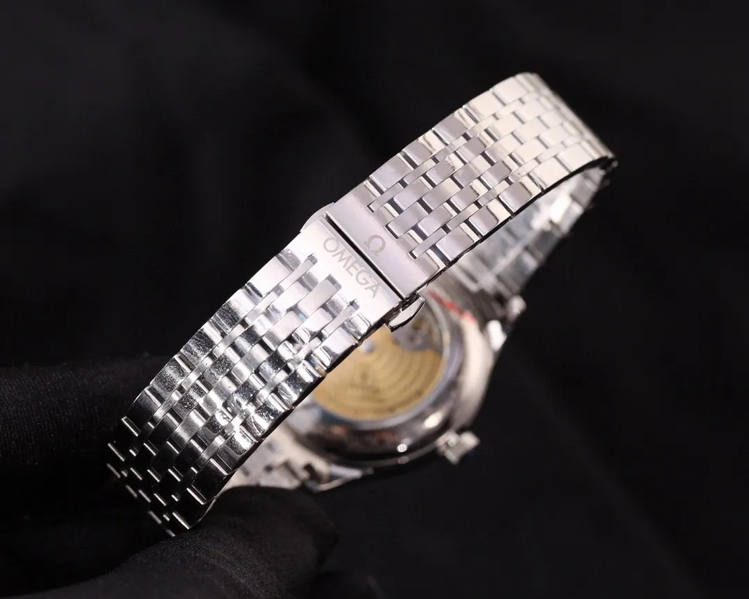 【Foreign trade import】💰1120! The latest high-definition real shot of Omega (a noble and wise work)! 🎈🎈 Type: Exquisite men's watch (more excellent) Best design Strap: Genuine cowhide & 316 stainless steel strap (more comfortable) Movement: Top mechanical movement (stable) Material: Mineral super strong mirror (wear-resistant) Real man's wise style Strong three-dimensional sense Special design Return with great reputation Size: 39mm diameter, 12mm thick, high-definition real shot! quality assurance!