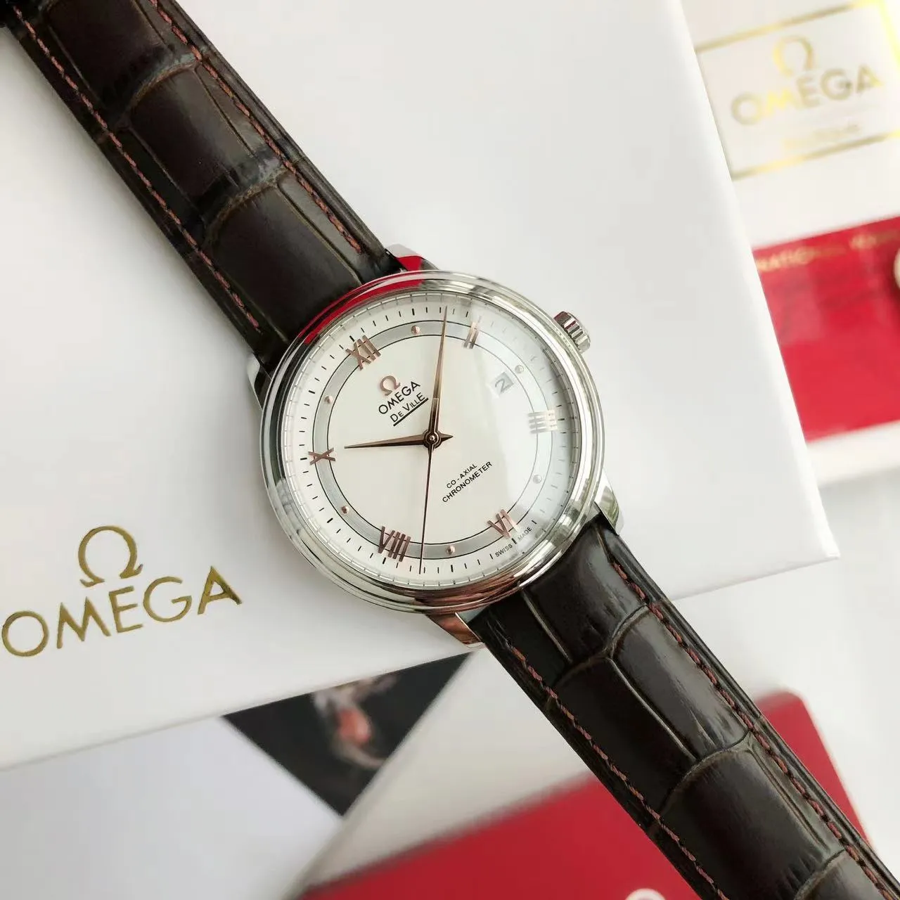 【High-end replica】💰1160! 【Customized all-in-one machine】💰1720! 2023 upgraded blockbuster model - Omega Butterfly De Ville series men's watch [Casual, simple and classic hot model] After the De Ville series was discontinued last year, the factory persisted in adhering to the concept of providing better prices and being more people-friendly. It spent nearly a year strictly controlling and selecting high-quality suppliers of various accessories. Thanks to the strong support of a replica factory, it has worked hard to create today's upgraded and high-quality products at the same price‼ ️ This upgrade uses the same-level lettering from a certain factory, corrects the original synchronous stretch clasp, and passes the factory damage test to ensure excellent quality [Movement] Equipped with zero repair 💯 Brand new Citizen 9015 all-in-one automatic mechanical movement, precise travel time and long-lasting, highly recognized by watch friends [Case] 316L stainless steel case, modified and beautiful body The bottom cover is embossed according to the original synchronized track text. The 39.5mm shell size adheres to the same original details. Curved dial. 100-meter depth waterproof. Scratch-resistant sapphire mirror. [Bracelet] Use 316L stainless steel bracelet with original folding stretch buckle of the same material or calfskin strap. This picture is a real shot of a customized all-in-one machine!