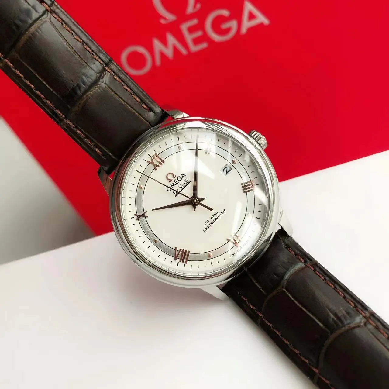 【High-end replica】💰1160! 【Customized all-in-one machine】💰1720! 2023 upgraded blockbuster model - Omega Butterfly De Ville series men's watch [Casual, simple and classic hot model] After the De Ville series was discontinued last year, the factory persisted in adhering to the concept of providing better prices and being more people-friendly. It spent nearly a year strictly controlling and selecting high-quality suppliers of various accessories. Thanks to the strong support of a replica factory, it has worked hard to create today's upgraded and high-quality products at the same price‼ ️ This upgrade uses the same-level lettering from a certain factory, corrects the original synchronous stretch clasp, and passes the factory damage test to ensure excellent quality [Movement] Equipped with zero repair 💯 Brand new Citizen 9015 all-in-one automatic mechanical movement, precise travel time and long-lasting, highly recognized by watch friends [Case] 316L stainless steel case, modified and beautiful body The bottom cover is embossed according to the original synchronized track text. The 39.5mm shell size adheres to the same original details. Curved dial. 100-meter depth waterproof. Scratch-resistant sapphire mirror. [Bracelet] Use 316L stainless steel bracelet with original folding stretch buckle of the same material or calfskin strap. This picture is a real shot of a customized all-in-one machine!