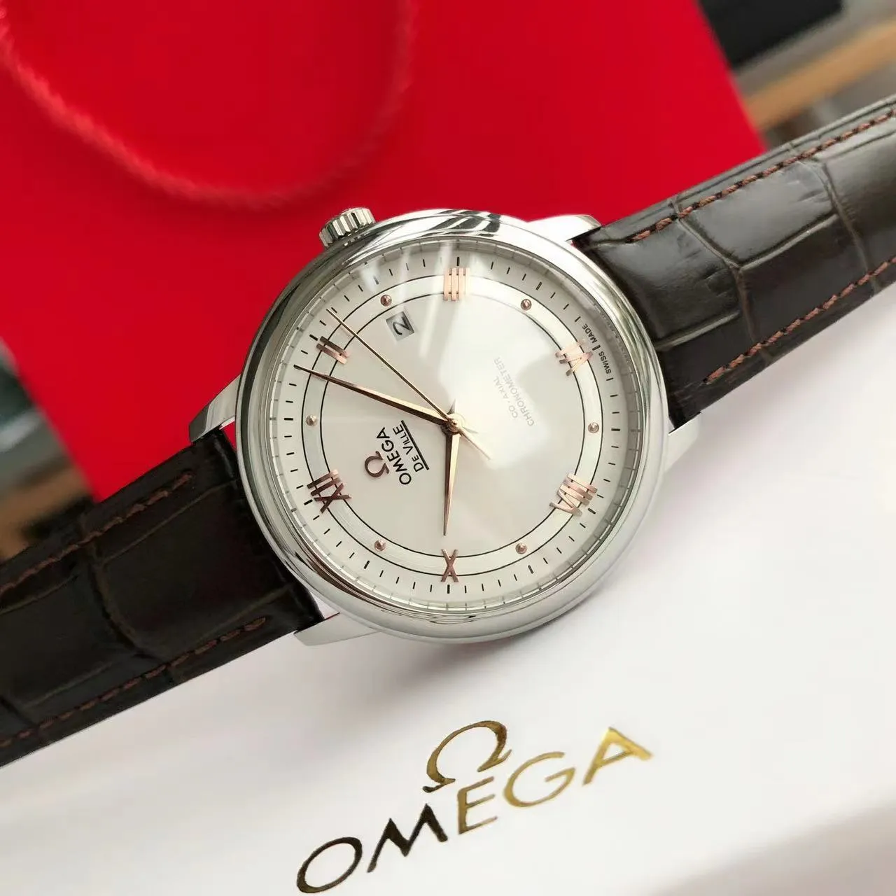 【High-end replica】💰1160! 【Customized all-in-one machine】💰1720! 2023 upgraded blockbuster model - Omega Butterfly De Ville series men's watch [Casual, simple and classic hot model] After the De Ville series was discontinued last year, the factory persisted in adhering to the concept of providing better prices and being more people-friendly. It spent nearly a year strictly controlling and selecting high-quality suppliers of various accessories. Thanks to the strong support of a replica factory, it has worked hard to create today's upgraded and high-quality products at the same price‼ ️ This upgrade uses the same-level lettering from a certain factory, corrects the original synchronous stretch clasp, and passes the factory damage test to ensure excellent quality [Movement] Equipped with zero repair 💯 Brand new Citizen 9015 all-in-one automatic mechanical movement, precise travel time and long-lasting, highly recognized by watch friends [Case] 316L stainless steel case, modified and beautiful body The bottom cover is embossed according to the original synchronized track text. The 39.5mm shell size adheres to the same original details. Curved dial. 100-meter depth waterproof. Scratch-resistant sapphire mirror. [Bracelet] Use 316L stainless steel bracelet with original folding stretch buckle of the same material or calfskin strap. This picture is a real shot of a customized all-in-one machine!