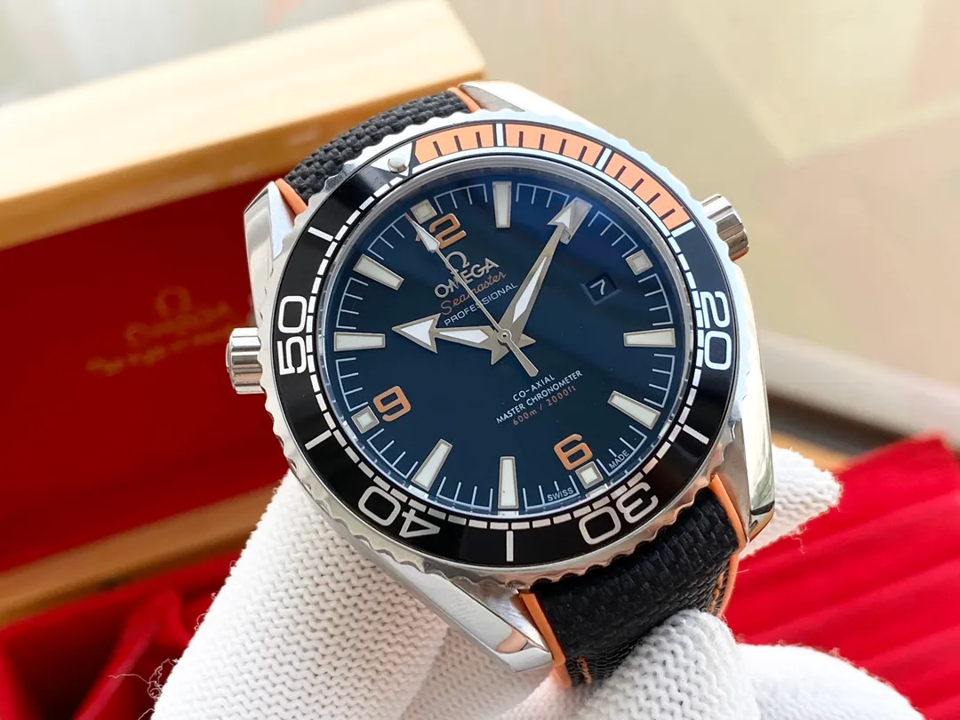 【High-end replica】💰1040! Omega OMEGA🎉Seamaster series men's watch, fully automatic imported Citizen 8215 mechanical movement, 316L stainless steel case, mineral super strong glass mirror, genuine cowhide strap/stainless steel strap, diameter 40mm, thickness 11mm The spirit of men represented by this watch: integrity, perseverance, fearlessness and loyalty to oneself. Whether it is a formal occasion or a daily outing, wearing it on the wrist shows a chic and gentlemanly style.