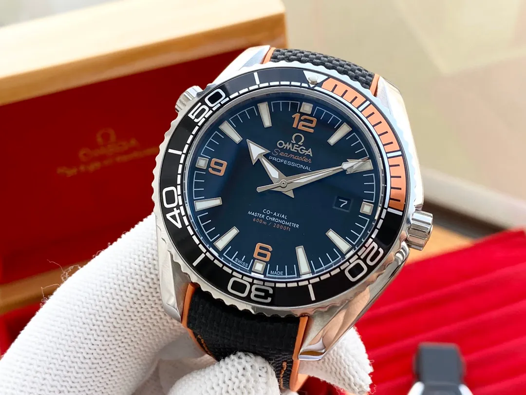 【High-end replica】💰1040! Omega OMEGA🎉Seamaster series men's watch, fully automatic imported Citizen 8215 mechanical movement, 316L stainless steel case, mineral super strong glass mirror, genuine cowhide strap/stainless steel strap, diameter 40mm, thickness 11mm The spirit of men represented by this watch: integrity, perseverance, fearlessness and loyalty to oneself. Whether it is a formal occasion or a daily outing, wearing it on the wrist shows a chic and gentlemanly style.