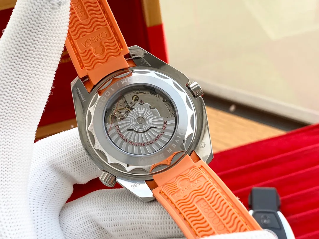 【High-end replica】💰1040! Omega OMEGA🎉Seamaster series men's watch, fully automatic imported Citizen 8215 mechanical movement, 316L stainless steel case, mineral super strong glass mirror, genuine cowhide strap/stainless steel strap, diameter 40mm, thickness 11mm The spirit of men represented by this watch: integrity, perseverance, fearlessness and loyalty to oneself. Whether it is a formal occasion or a daily outing, wearing it on the wrist shows a chic and gentlemanly style.
