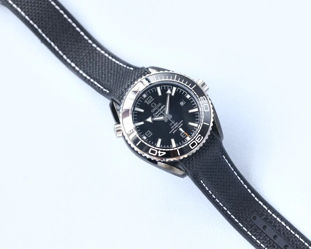 Omega Planet Ocean 600 meters, the entire series of watches once again reaches the top! Five codes in one, warranty card, diamond card, observatory certification card, hang tag, etc. Exclusive number 87895505, exclusive quality, exclusive packaging. In 2021, the official website strongly recommends the exclusive quality of the Seamaster series 600-meter diving watch. [Model] 215.32.44.21.01.001 [Movement] Equipped with 8900/8906 automatic mechanical movement, original see-through design, corrected movement, accurate running time, strong practicality, 100% waterproof [Glass] With arched wear-resistant glass, diameter 43.5mm, thickness 15.5mm [Case] Made of 316L stainless steel, post-processed and polished, equipped with the only original ceramic ring in its class with an original one-way rotating timing ring. [Watch strap] Belt/tape/steel strap, buckle steel strap 316L fine steel brushed and polished, Italian imported cowhide with imported frog glue, steel strap with same-level original Omega stretch buckle, same-level value, please certify exclusive details, exclusive quality code is 87895505 Authentic copy-Reprint🔥Top product, high quality products constantly🔥