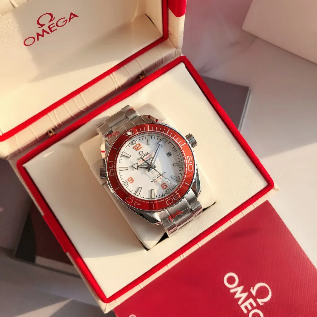 【High-end replica】💰1240! 【Customized all-in-one machine】💰1760! The 2023 new upgraded Omega Seamaster 600-meter diving watch rubber strap model has arrived in full color. The ceramic bezel is unique to the whole network. The internal repair is the Citizen 9015 all-in-one mechanical movement, and the external repair details are synchronized with the original ones. [Movement] Equipped with 💯 Brand new Japanese original Citizen 9015 automatic mechanical movement, original see-through design, corrected movement rotor, 0️⃣repair, accurate timing, strong practicality [Case] Made of 316L stainless steel, with gold plating in the exclusive vacuum furnace on the entire network, equipped with the only original ceramic one-way rotating chronograph ring in its class [Bracelet] The official synchronous rubber strap or 316 stainless steel five-bead bracelet of the Seamaster 600-meter diving watch is optional! This picture shows the quality of a customized all-in-one machine!