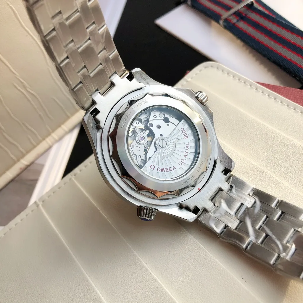【High-end replica】💰1160! Omega Seamaster 2022 is the pinnacle of annual upgrades. The new Seamaster series 300-meter diving watch produced by GD has arrived. Feedback is coming! Always adhering to the practical value, there is no best, only better upgrade concept, bringing the entire series of Omega Seamaster watches with the new Citizen movement to the top again! [Movement] Equipped with 💯 brand new Japanese original Citizen 8215 automatic mechanical movement, original see-through design, 0️⃣repair, accurate running time, strong practicality [Case] Made of 316L stainless steel case, equipped with the only original ceramic one-way rotating chronograph ring in its class [Bracelet] 316 stainless steel five-bead bracelet, equipped with the only original push-pull adjustable clasp in its class. The steel belt model comes with an original woven cloth strap, buy one get one free, the best value in its class ⚠️Please look for GD exclusive details and quality
