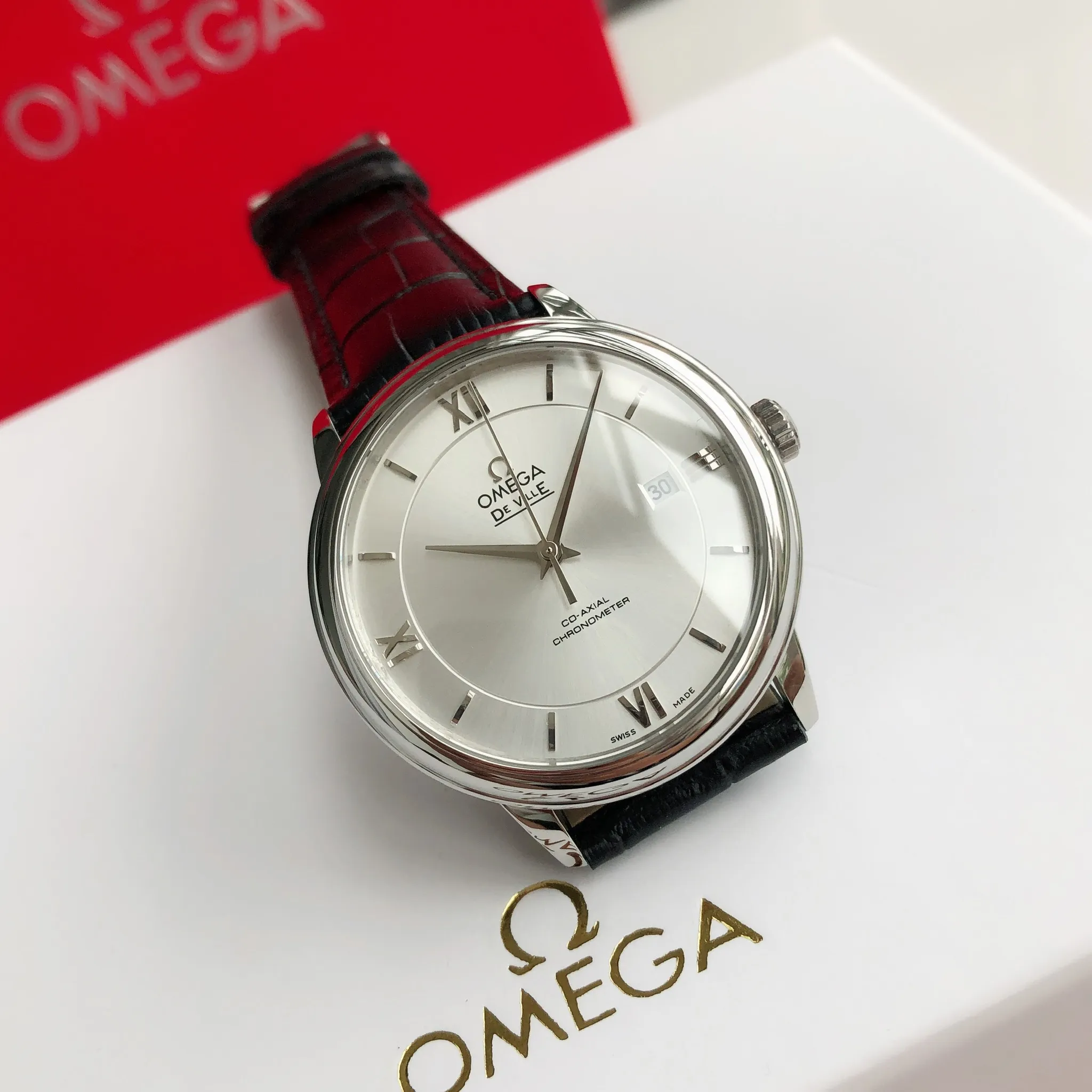 【High-end replica】💰1160! 【Customized all-in-one machine】💰1720! 2023 upgraded blockbuster model - Omega Butterfly De Ville series men's watch [Casual, simple and classic hot model] After the De Ville series was discontinued last year, the factory persisted in adhering to the concept of providing better prices and being more people-friendly. It spent nearly a year strictly controlling and selecting high-quality suppliers of various accessories. Thanks to the strong support of a replica factory, it has worked hard to create today's upgraded and high-quality products at the same price‼ ️ This upgrade uses the same-level lettering from a certain factory, corrects the original synchronous stretch clasp, and passes the factory damage test to ensure excellent quality [Movement] Equipped with zero repair 💯 Brand new Citizen 9015 all-in-one automatic mechanical movement, precise travel time and long-lasting, highly recognized by watch friends [Case] 316L stainless steel case, modified and beautiful body The bottom cover is embossed according to the original synchronized track text. The 39.5mm shell size adheres to the same original details. Curved dial. 100-meter depth waterproof. Scratch-resistant sapphire mirror. [Bracelet] Use 316L stainless steel bracelet with original folding stretch buckle of the same material or calfskin strap. This picture is a real shot of a customized all-in-one machine!