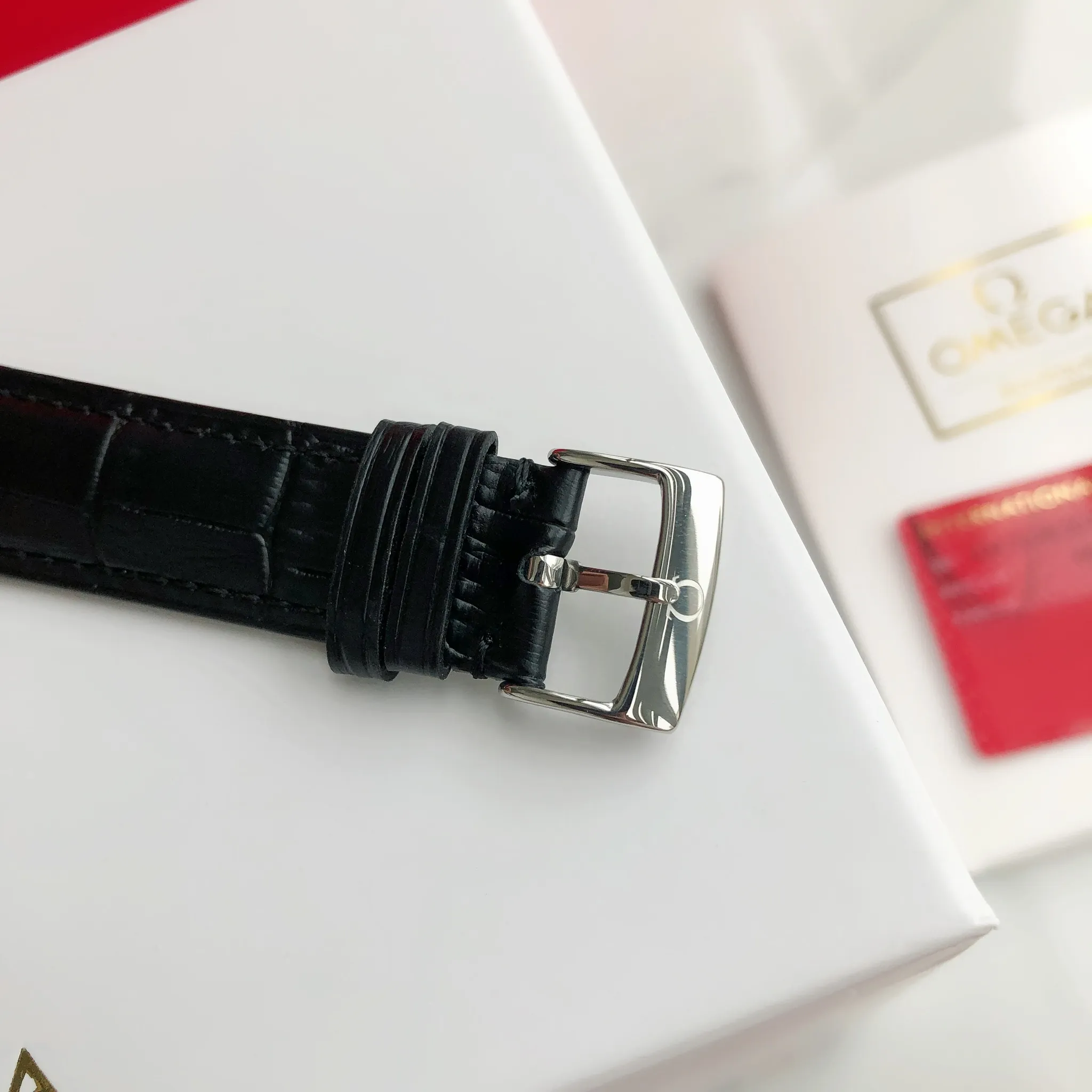 【High-end replica】💰1160! 【Customized all-in-one machine】💰1720! 2023 upgraded blockbuster model - Omega Butterfly De Ville series men's watch [Casual, simple and classic hot model] After the De Ville series was discontinued last year, the factory persisted in adhering to the concept of providing better prices and being more people-friendly. It spent nearly a year strictly controlling and selecting high-quality suppliers of various accessories. Thanks to the strong support of a replica factory, it has worked hard to create today's upgraded and high-quality products at the same price‼ ️ This upgrade uses the same-level lettering from a certain factory, corrects the original synchronous stretch clasp, and passes the factory damage test to ensure excellent quality [Movement] Equipped with zero repair 💯 Brand new Citizen 9015 all-in-one automatic mechanical movement, precise travel time and long-lasting, highly recognized by watch friends [Case] 316L stainless steel case, modified and beautiful body The bottom cover is embossed according to the original synchronized track text. The 39.5mm shell size adheres to the same original details. Curved dial. 100-meter depth waterproof. Scratch-resistant sapphire mirror. [Bracelet] Use 316L stainless steel bracelet with original folding stretch buckle of the same material or calfskin strap. This picture is a real shot of a customized all-in-one machine!