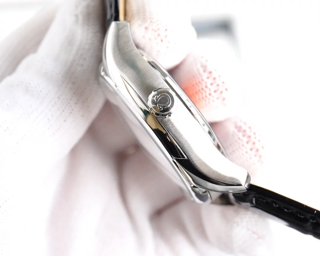 【High-end replica】💰1240! 【Customized all-in-one machine】💰1760! Omega De Ville series men's mechanical watch, a new upgraded version will arrive in 2023. The modified quality is exclusively customized with a special design of the 8500 movement splint. [Movement] Re-engraved and restored 8500 coaxial movement, with a see-through bottom showing the movement at a glance, perfectly presented. [Case] 316L stainless steel case, made with exclusive CNC technology, with arched wear-resistant super strong glass, clear text lines and well-proportioned checkering. Three degrees waterproof, watch diameter 41/11mm [Watch chain] Italian imported cowhide leather strap with original folding clasp or 316 stainless steel original clasp optional. The exclusive quality code is 83145368.
