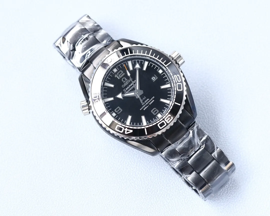 Omega Planet Ocean 600 meters, the entire series of watches once again reaches the top! Five codes in one, warranty card, diamond card, observatory certification card, hang tag, etc. Exclusive number 87895505, exclusive quality, exclusive packaging. In 2021, the official website strongly recommends the exclusive quality of the Seamaster series 600-meter diving watch. [Model] 215.32.44.21.01.001 [Movement] Equipped with 8900/8906 automatic mechanical movement, original see-through design, corrected movement, accurate running time, strong practicality, 100% waterproof [Glass] With arched wear-resistant glass, diameter 43.5mm, thickness 15.5mm [Case] Made of 316L stainless steel, post-processed and polished, equipped with the only original ceramic ring in its class with an original one-way rotating timing ring. [Watch strap] Belt/tape/steel strap, buckle steel strap 316L fine steel brushed and polished, Italian imported cowhide with imported frog glue, steel strap with same-level original Omega stretch buckle, same-level value, please certify exclusive details, exclusive quality code is 87895505 Authentic copy-Reprint🔥Top product, high quality products constantly🔥