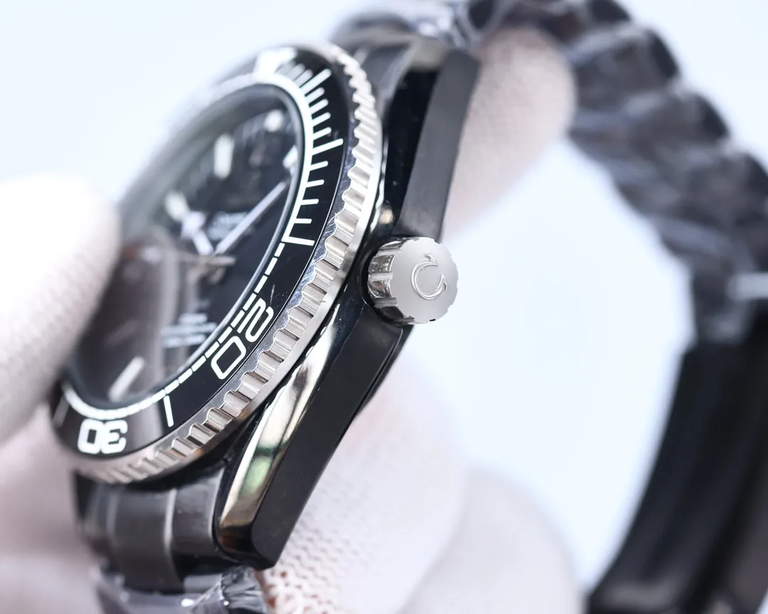 Omega Planet Ocean 600 meters, the entire series of watches once again reaches the top! Five codes in one, warranty card, diamond card, observatory certification card, hang tag, etc. Exclusive number 87895505, exclusive quality, exclusive packaging. In 2021, the official website strongly recommends the exclusive quality of the Seamaster series 600-meter diving watch. [Model] 215.32.44.21.01.001 [Movement] Equipped with 8900/8906 automatic mechanical movement, original see-through design, corrected movement, accurate running time, strong practicality, 100% waterproof [Glass] With arched wear-resistant glass, diameter 43.5mm, thickness 15.5mm [Case] Made of 316L stainless steel, post-processed and polished, equipped with the only original ceramic ring in its class with an original one-way rotating timing ring. [Watch strap] Belt/tape/steel strap, buckle steel strap 316L fine steel brushed and polished, Italian imported cowhide with imported frog glue, steel strap with same-level original Omega stretch buckle, same-level value, please certify exclusive details, exclusive quality code is 87895505 Authentic copy-Reprint🔥Top product, high quality products constantly🔥