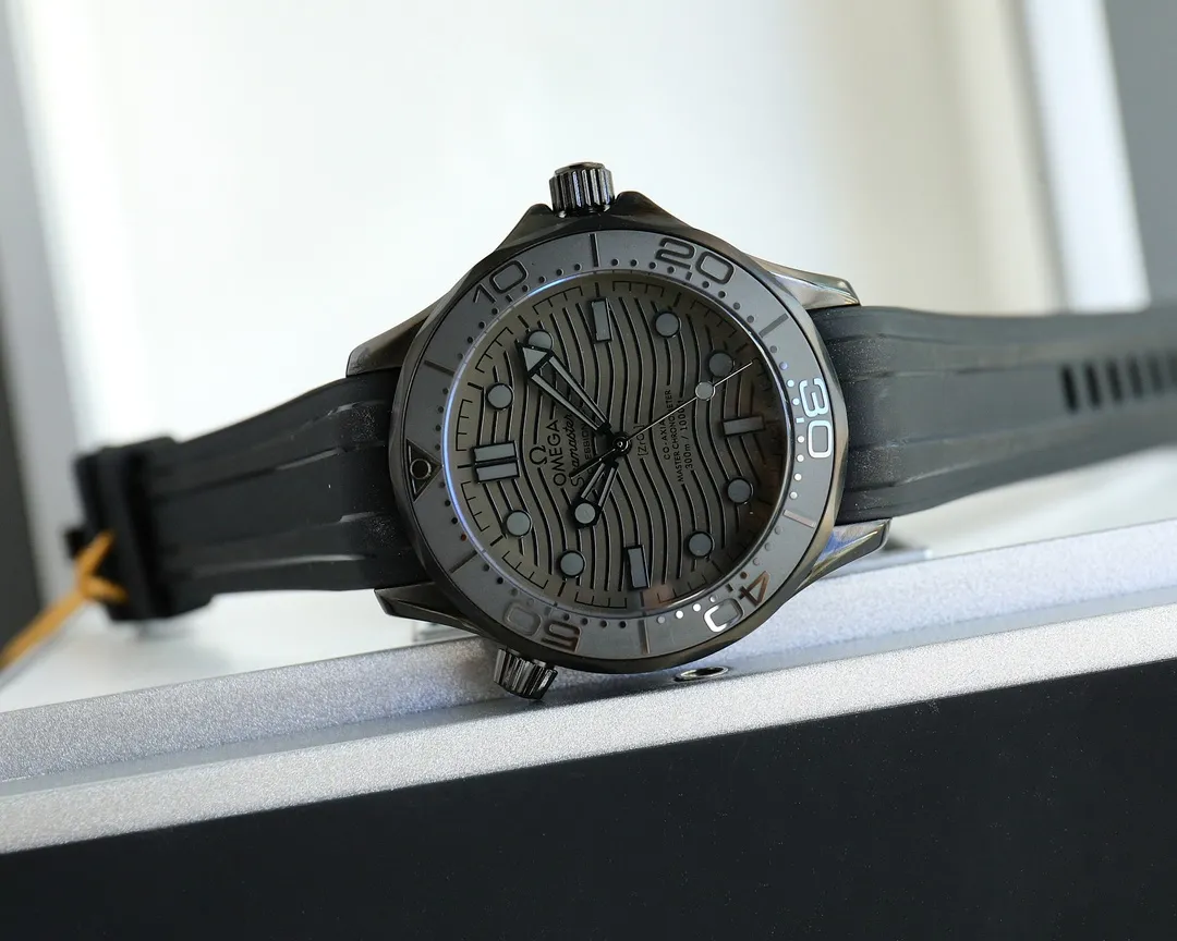 【High-end replica】💰1900! 【Customized all-in-one machine】💰2700! 【Top replica】💰3800! In 2023, the official highly recommended Omega Seamaster 300-meter diving watch has the exclusive quality of the entire network [Movement] Equipped with coaxial 8800 splint, corrected movement 8800 restoration all-in-one machine [Buckle] The steel band adopts the original fine-tuning clasp [Glass] Sapphire mirror [Case] ​​Made of 316L stainless steel case, equipped with the only unidirectional rotating ring in its class