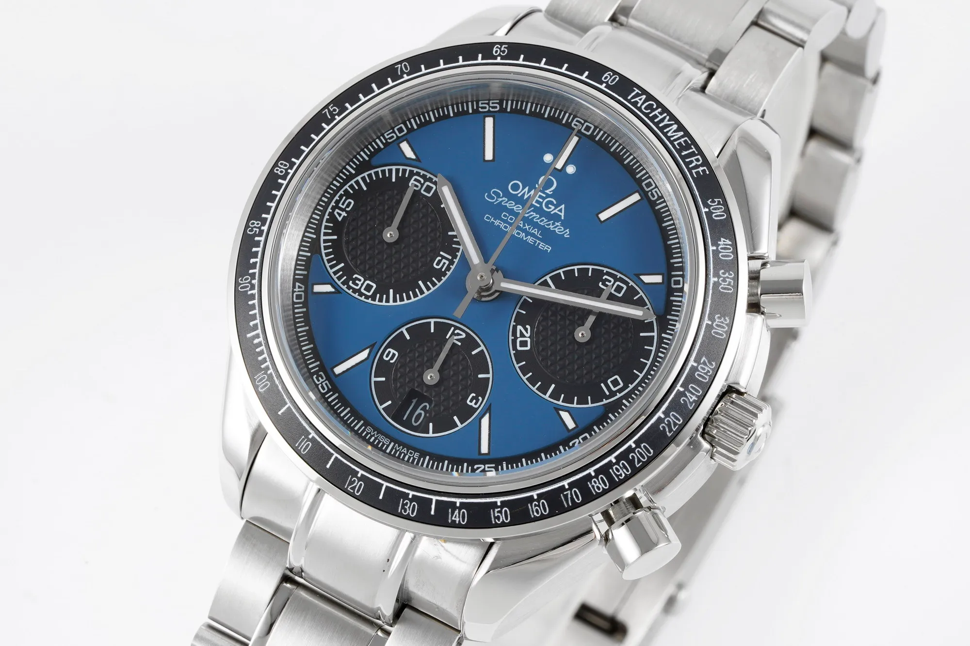 【Top Replica】💰Private chat! Omega Speedmaster series 326.32.40.50.06.001 multi-function chronograph watch. The synchronous counter is 40mm in size and uses the 7750 chronograph movement to make it more stable and durable, creating an original quality copy of the Omega Speedmaster series watch. [Appearance] Purchase genuine products for disassembly and mapping. They have the same stepped watch case cover, the same CNC polishing level, and the same thickness size. The entire watch accessories, including the strap lug screws, are perfectly interchangeable with the genuine products. [Disk surface] The dial adopts the same grain texture and radial pattern lettering as the original product, and uses the same frosted fine particle lettering as the original. The overall density of the particles is consistent with the original product. The same light source reflection as the original product can be seen at any angle. Each number, word nail, logo, is independently molded using genuine craftsmanship materials. After several sets of molds, the three-dimensional beauty is finally consistent with the original version. [Mirror] Double-sided blue-coated curved sapphire glass mirror, double-sided chamfered and smooth edges, and the thickness arc reaches the strict tolerance standard of 0.03. Scratch-resistant and wear-resistant, crystal clear. [Waterproof] The lock-type crown has been tested repeatedly and is consistent with the original product. The waterproof depth is 100 meters. [Strap] The rubber strap follows strict standards from the raw material. Every detail has been polished repeatedly and is of the highest quality. It is soft and delicate, fits the wrist and is comfortable to wear. Every inch of stitching and every detail, including the number, is consistent with the original. [Watch Buckle] The brushed texture of the watch buckle is fine and neat, and the depth of the drawing is exactly the same as the original. Not only the density of the drawing is fine and consistent, but also the depth of the drawing is consistent with the original. The watch buckle is deeply restored, which solves the embarrassing problem of the buckle becoming loose after being used for a period of time. The watch buckle still fits tightly after being used for a long time, and the crisp sound of the buckle is also deeply restored.