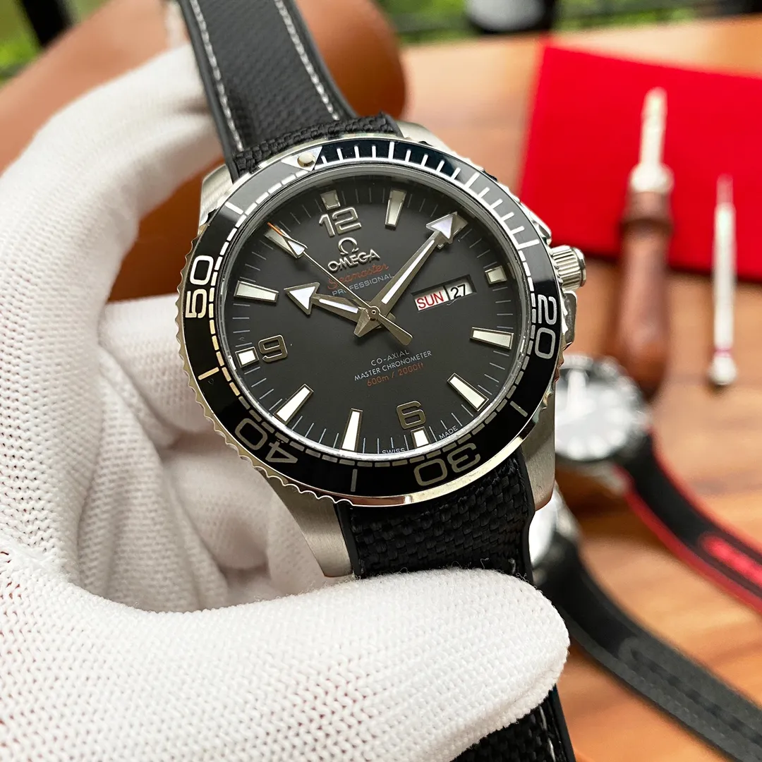 【Foreign trade import】💰1160! Omega🔥Latest design🔥Sports and leisure🎈🎈 [Type]: Boutique men's watch [Strap]: 316 stainless steel strap [Movement]: Top fully automatic mechanical movement [Mirror]: Mineral-strengthened glass (higher definition) Elegant taste Vast and majestic Ingenuity A treasure for the wrist Size: 43mm in diameter and 12mm thick Hot on the market! Welcome to reprint!