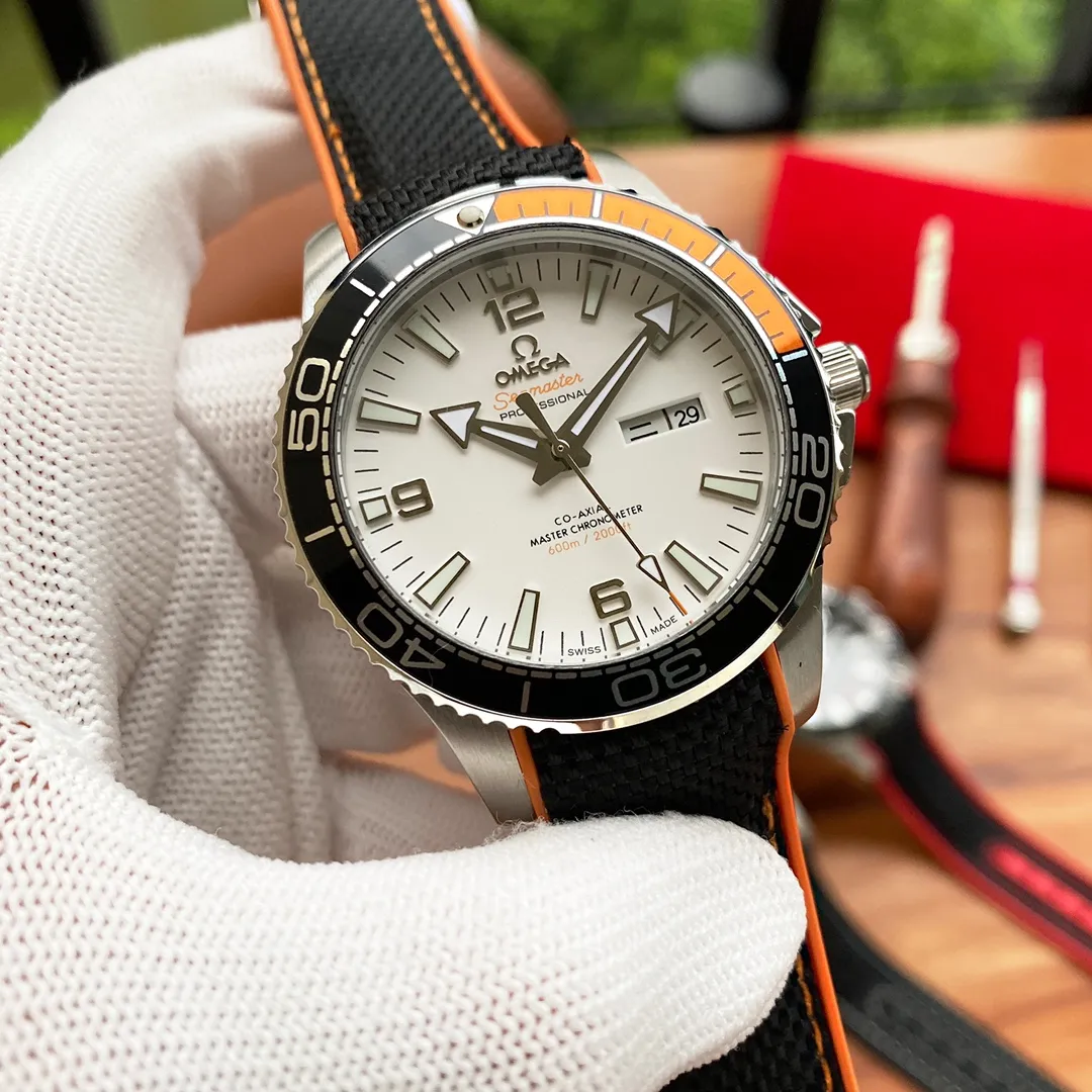 【Foreign trade import】💰1160! Omega🔥Latest design🔥Sports and leisure🎈🎈 [Type]: Boutique men's watch [Strap]: 316 stainless steel strap [Movement]: Top fully automatic mechanical movement [Mirror]: Mineral-strengthened glass (higher definition) Elegant taste Vast and majestic Ingenuity A treasure for the wrist Size: 43mm in diameter and 12mm thick Hot on the market! Welcome to reprint!
