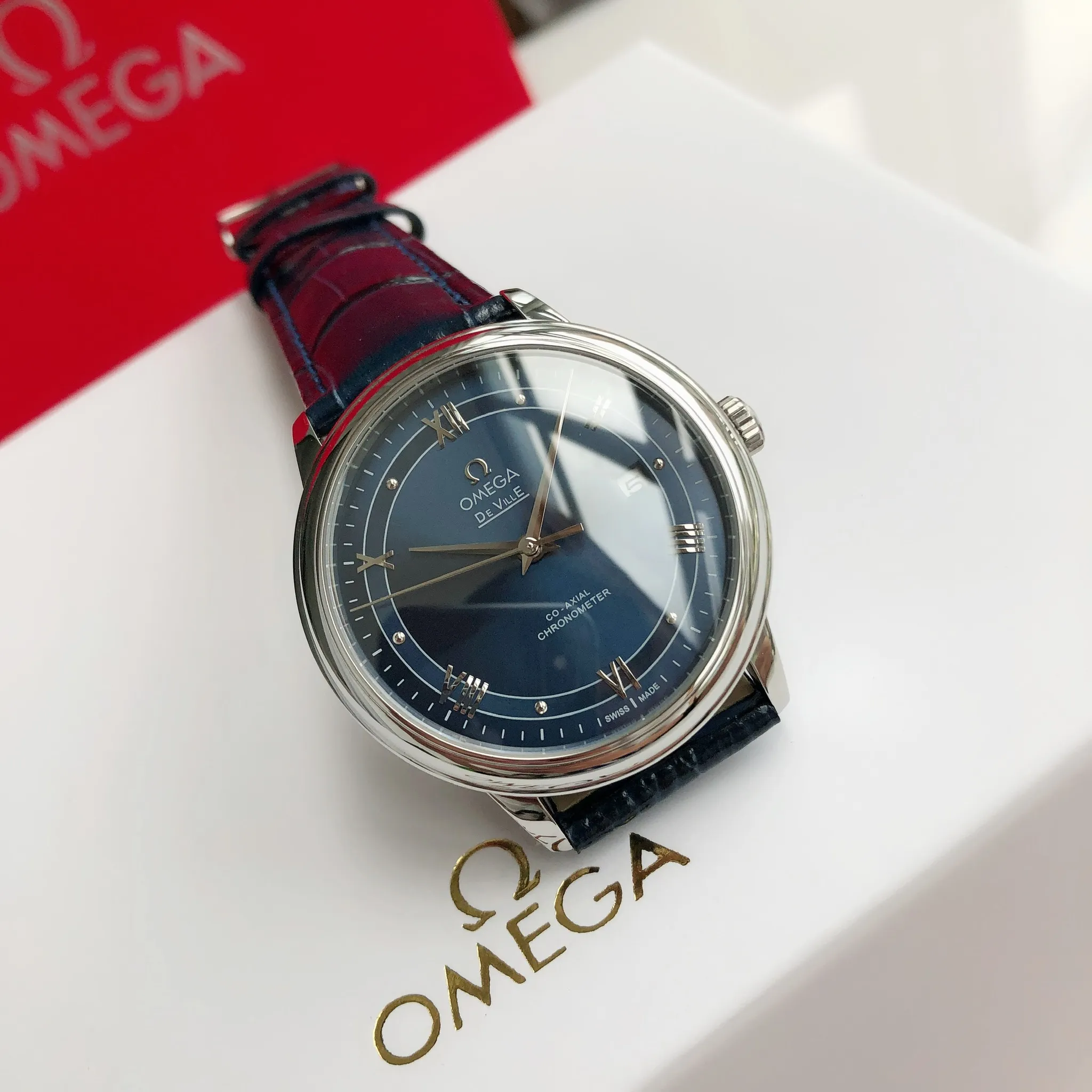 【High-end replica】💰1160! 【Customized all-in-one machine】💰1720! 2023 upgraded blockbuster model - Omega Butterfly De Ville series men's watch [Casual, simple and classic hot model] After the De Ville series was discontinued last year, the factory persisted in adhering to the concept of providing better prices and being more people-friendly. It spent nearly a year strictly controlling and selecting high-quality suppliers of various accessories. Thanks to the strong support of a replica factory, it has worked hard to create today's upgraded and high-quality products at the same price‼ ️ This upgrade uses the same-level lettering from a certain factory, corrects the original synchronous stretch clasp, and passes the factory damage test to ensure excellent quality [Movement] Equipped with zero repair 💯 Brand new Citizen 9015 all-in-one automatic mechanical movement, precise travel time and long-lasting, highly recognized by watch friends [Case] 316L stainless steel case, modified and beautiful body The bottom cover is embossed according to the original synchronized track text. The 39.5mm shell size adheres to the same original details. Curved dial. 100-meter depth waterproof. Scratch-resistant sapphire mirror. [Bracelet] Use 316L stainless steel bracelet with original folding stretch buckle of the same material or calfskin strap. This picture is a real shot of a customized all-in-one machine!