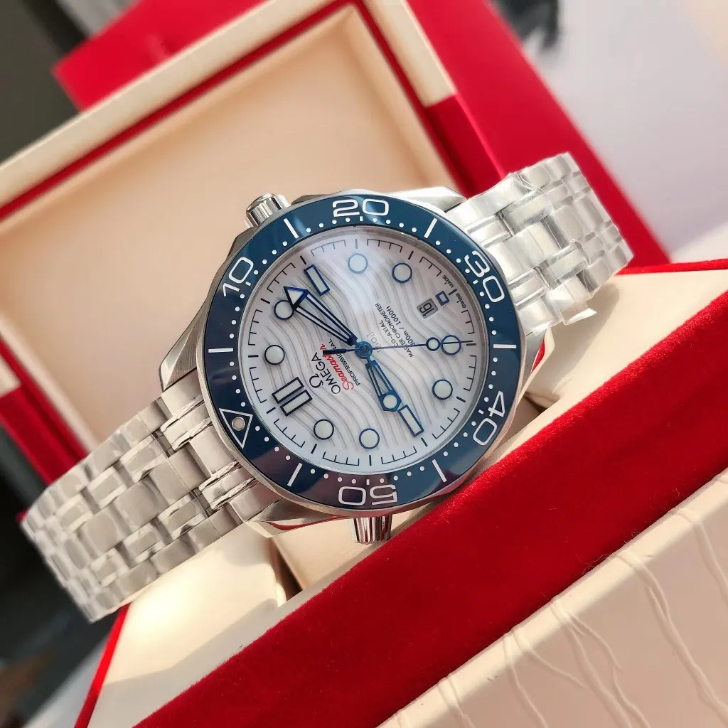 【High-end replica】💰1160! 【Customized all-in-one machine】💰1720! Omega Seamaster's new upgraded version of Seamaster 300 meters has arrived. It continues to adhere to practical value, delve into appearance details, and import an all-in-one movement. There is no best, only a better upgrade concept. It will once again push the entire series of Seamaster watches with the new Citizen movement to the top!  [Upgrade 1] Corrected the bezel to match the color of the letter, synchronized with the original genuine sunken luminous pearl, and the luminous color is synchronized [Upgrade 2] Corrected the original synchronized 8800 movement automatic hammer, effectively combined with the durability of the imported 9015 movement, and more intuitively close to the original [Upgrade 3] Upgraded the arched scratch-resistant sapphire glass mirror, since then‼ ️ All watches are made of sapphire glass [Upgrade 4] Using original genuine CNC molds, perfectly copying the same shell shape and band-shaped curvature of the genuine products. The appearance similarity with the genuine products is indistinguishable. The pictures were taken on a customized all-in-one machine!