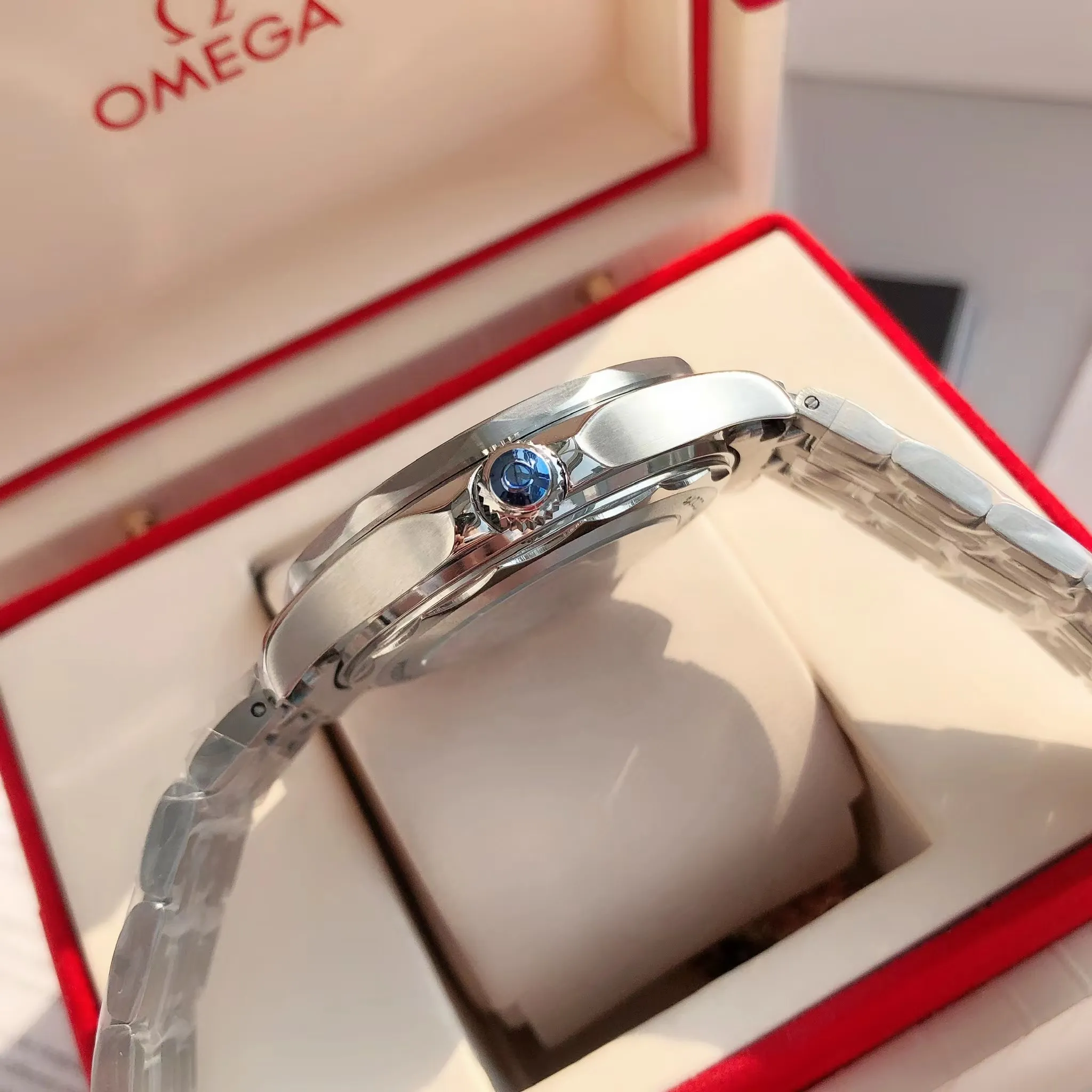 【High-end replica】💰1160! 【Customized all-in-one machine】💰1720! Omega Seamaster's new upgraded version of Seamaster 300 meters has arrived. It continues to adhere to practical value, delve into appearance details, and import an all-in-one movement. There is no best, only a better upgrade concept. It will once again push the entire series of Seamaster watches with the new Citizen movement to the top!  [Upgrade 1] Corrected the bezel to match the color of the letter, synchronized with the original genuine sunken luminous pearl, and the luminous color is synchronized [Upgrade 2] Corrected the original synchronized 8800 movement automatic hammer, effectively combined with the durability of the imported 9015 movement, and more intuitively close to the original [Upgrade 3] Upgraded the arched scratch-resistant sapphire glass mirror, since then‼ ️ All watches are made of sapphire glass [Upgrade 4] Using original genuine CNC molds, perfectly copying the same shell shape and band-shaped curvature of the genuine products. The appearance similarity with the genuine products is indistinguishable. The pictures were taken on a customized all-in-one machine!
