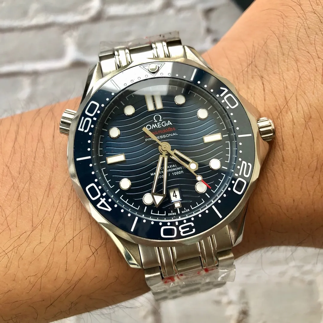 【High-end replica】💰1160! Omega Seamaster series ceramic rings are produced with strict and consistent details. 🇨🇳Original synchronization, the same size of 42mm, equipped with fully automatic imported machinery, can be installed with Citizen movements, and the mystery is optional. ✈️On the occasion of the 25th anniversary of the advent of diving watches, the new classic Seamaster series 300-meter diving watch was born against this background. This watch produced by Qiao Qiao really innovates and changes the brand's Haima series from the inside out.