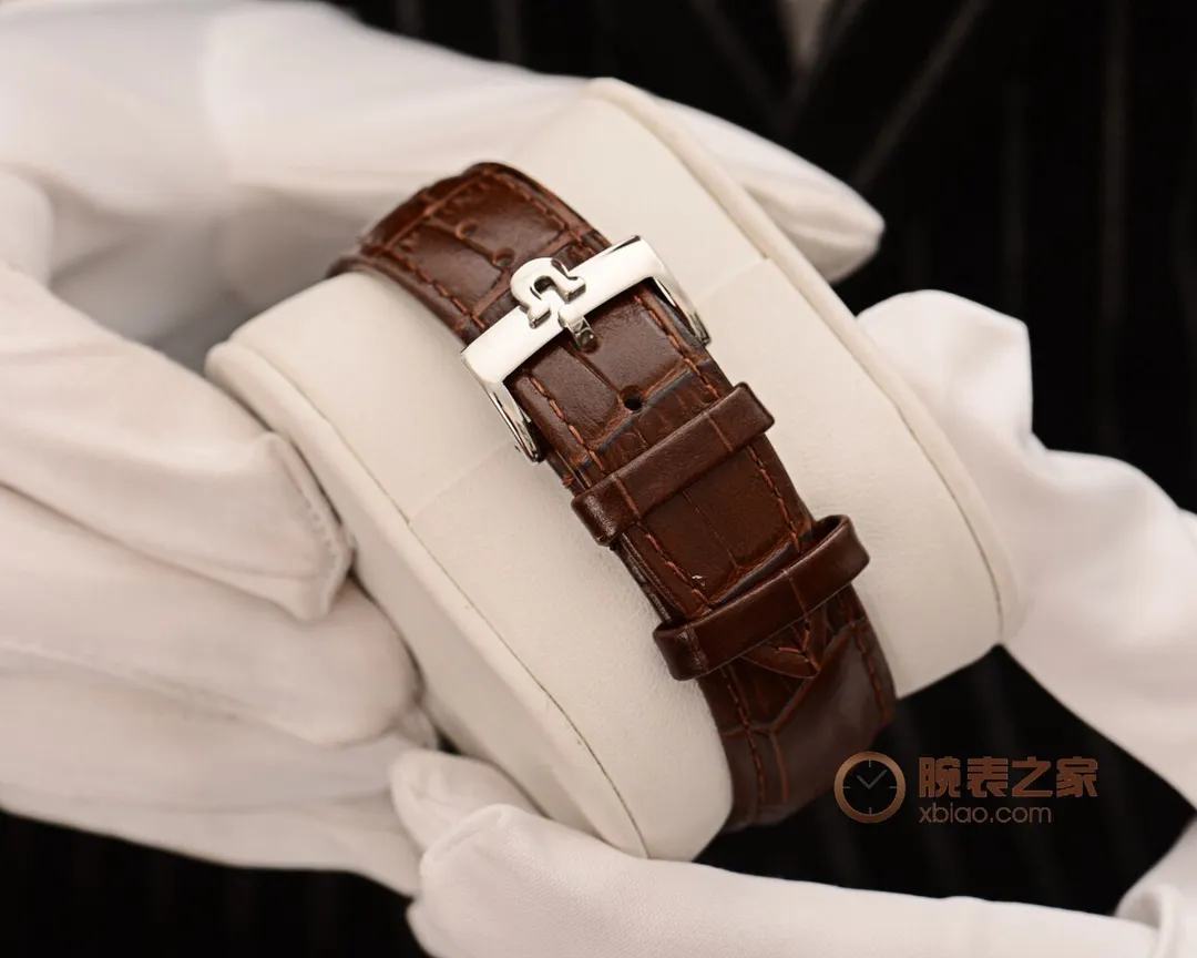 [Foreign trade import]💰1240 Omega🔥Multi-functional luxury product🔥Exclusive first release🔥 [Type]: Fine men's watch [Strap]: Genuine leather strap [Movement]: High-end fully automatic mechanical movement [Mirror]: Mineral-strengthened glass (higher definition) Elegant taste Vast and majestic Ingenuity A treasure for the wrist Size: 41mm in diameter and 12mm thick Hot on the market! Welcome to reprint!