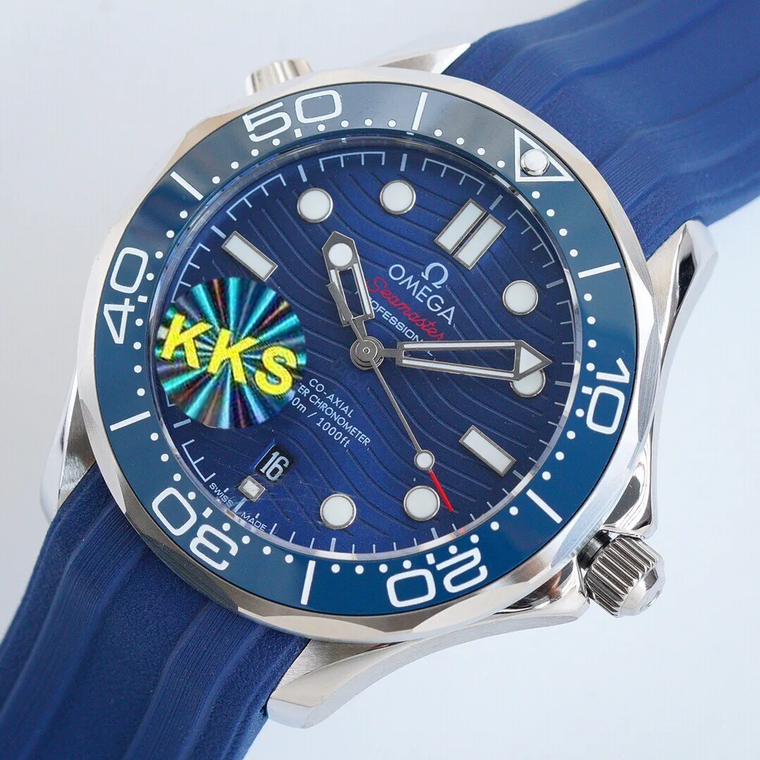 Brand new KKS factory three codes in one, unique packaging, exclusive coding, the steel strap is adjustable with a fine-tuning buckle, high-end quality, high profit, welcome to experience, 100% waterproof and swimmable. Hot model returns 🔥 Hot model returns 🔥 Hot model returns 🔥 KKS new products are launched Three codes in one, exclusive quality, exclusive packaging, always adhering to practical value, there is no best, only a better upgrade concept, pushing the entire series of Omega Seamaster watches to the top again! In 2020, the official highly recommended Seamaster series 300-meter diving watch has exclusive quality on the entire network. [Movement] Equipped with 💯 brand new Japanese original Citizen 8215 automatic mechanical movement, original see-through design, corrected movement 8500 restoration all-in-one machine, 0️⃣repair, accurate running time, strong practicality, 100% waterproof [Glass] Double-bright Sapphire shock-proof and scratch-proof glass Equipped with arched wear-resistant and scratch-resistant glass, it is three-level waterproof and can swim with confidence🏊, watch diameter 39.5/11mm [Case] Made of 316L stainless steel case, equipped with the only original ceramic one-way rotating chronograph ring in its class [Belt] The buckle is polished from 316L fine steel, imported Italian cowhide and imported frog glue to show the endless quality. It is equipped with the only original Omega stretch buckle in its class, which can be finely adjusted. It is the best value in its class. Please certify the exclusive KKS details. The KKS exclusive quality code is 80456374. Welcome to compare the quality.