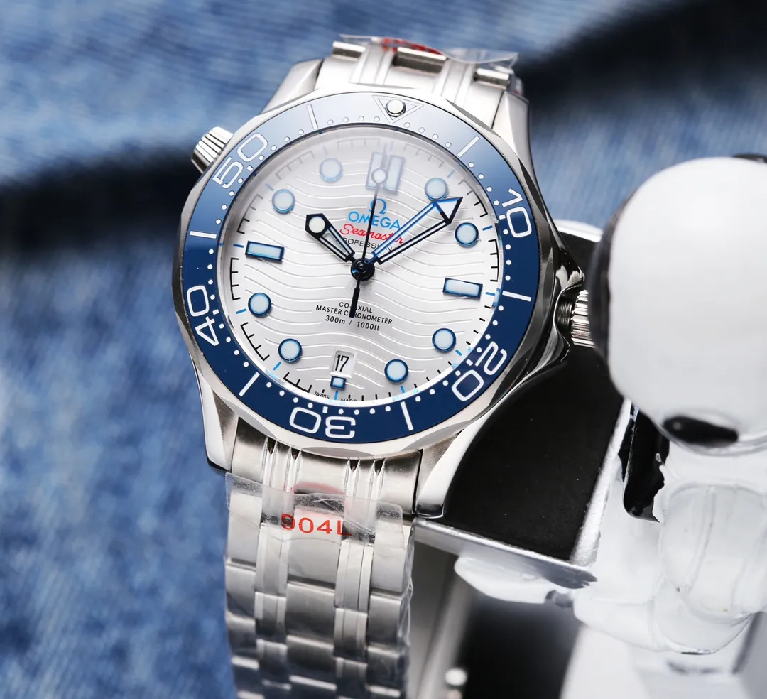 【High-end replica】💰1160! 【Customized all-in-one machine】💰1720! OMEGA SEAMASTER Seamaster Series 300m 300m Coaxial Master Chronometer 42mm 42mm Diving Watch, brushed stainless steel case partially polished. The bezel is made of ceramic and decorated with white enamel diving scales. The scales on the word ring are not easy to wear and fade, and the dome-shaped mirror is coated with anti-glare film Polished black ceramic dial, laser engraved ripple pattern, calendar window at 6 o'clock, hollow hands and embossed hour markers, rhodium-plated, and covered with Super-LumiNova luminous coating, blue and green two-color luminous, green luminous minute hand display with green luminous dots on the bezel for diving Oxygen countdown, multiple waterproof screw-in crowns, can be worn for real sea diving, conical shaped helium escape valve, corrugated edge design, transparent case back, beautiful movement of the movement can be clearly seen, replica 8800 oscillating weight, equipped with original buckle, imported fluorine rubber strap, soft texture, strong flexibility, can be worn in deep diving suits for diving. This picture was taken with custom all-in-one quality! (This product is shipped with three codes in one. Returns and exchanges require complete card tags)