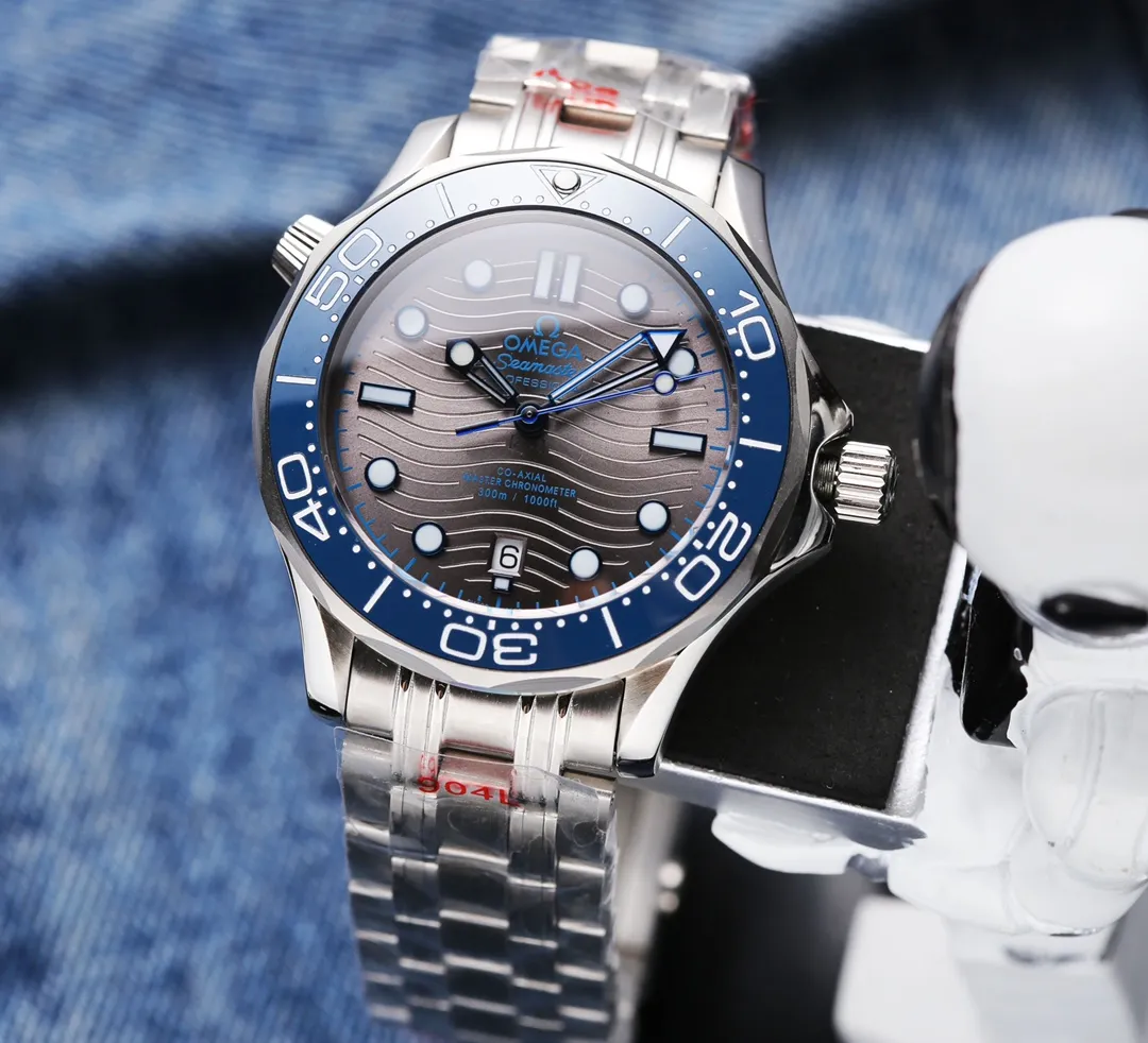 【High-end replica】💰1160! 【Customized all-in-one machine】💰1720! OMEGA SEAMASTER Seamaster Series 300m 300m Coaxial Master Chronometer 42mm 42mm Diving Watch, brushed stainless steel case partially polished. The bezel is made of ceramic and decorated with white enamel diving scales. The scales on the word ring are not easy to wear and fade, and the dome-shaped mirror is coated with anti-glare film Polished black ceramic dial, laser engraved ripple pattern, calendar window at 6 o'clock, hollow hands and embossed hour markers, rhodium-plated, and covered with Super-LumiNova luminous coating, blue and green two-color luminous, green luminous minute hand display with green luminous dots on the bezel for diving Oxygen countdown, multiple waterproof screw-in crowns, can be worn for real sea diving, conical shaped helium escape valve, corrugated edge design, transparent case back, beautiful movement of the movement can be clearly seen, replica 8800 oscillating weight, equipped with original buckle, imported fluorine rubber strap, soft texture, strong flexibility, can be worn in deep diving suits for diving. This picture was taken with custom all-in-one quality! (This product is shipped with three codes in one. Returns and exchanges require complete card tags)