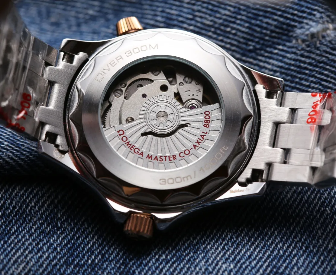 【High-end replica】💰1160! 【Customized all-in-one machine】💰1720! OMEGA SEAMASTER Seamaster Series 300m 300m Coaxial Master Chronometer 42mm 42mm Diving Watch, brushed stainless steel case partially polished. The bezel is made of ceramic and decorated with white enamel diving scales. The scales on the word ring are not easy to wear and fade, and the dome-shaped mirror is coated with anti-glare film Polished black ceramic dial, laser engraved ripple pattern, calendar window at 6 o'clock, hollow hands and embossed hour markers, rhodium-plated, and covered with Super-LumiNova luminous coating, blue and green two-color luminous, green luminous minute hand display with green luminous dots on the bezel for diving Oxygen countdown, multiple waterproof screw-in crowns, can be worn for real sea diving, conical shaped helium escape valve, corrugated edge design, transparent case back, beautiful movement of the movement can be clearly seen, replica 8800 oscillating weight, equipped with original buckle, imported fluorine rubber strap, soft texture, strong flexibility, can be worn in deep diving suits for diving. This picture was taken with custom all-in-one quality! (This product is shipped with three codes in one. Returns and exchanges require complete card tags)