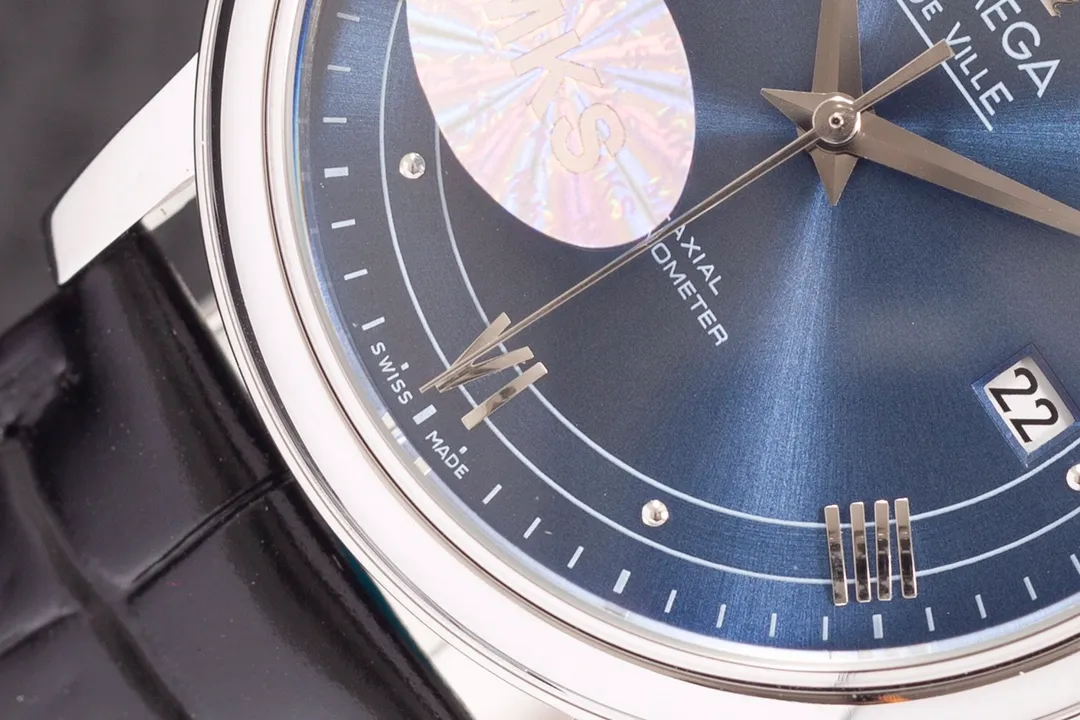 【Foreign Trade Import】💰1720! Omega Butterfly Series 424.13.40.20.02.001 watch. The elegant and slim appearance, combined with the simple and elegant design, captures every detail and perfectly interprets the classic charm of the original elegant business. 1⃣️[Details of the masterpiece] The size of the watch is 39.5 mm x 10 mm. The literal scales and hands all inherit the original craftsmanship. They are first polished and then rhodium-plated to ensure permanent luster and amazing temperament. 2⃣️[Details of the masterpiece] The Omega resistor LOGO on the plate is properly curved, and the edges are chamfered naturally. It seems small and exquisite, not worth mentioning, but in fact the craftsmanship is complicated and contains a lot of things. 3⃣️【Innovation】Using the super stable Japanese Miyota 9015 movement, truly achieving zero repairs. 4⃣️【Five codes in one】Bottom cover, warranty card, and tag are all combined into one, realizing one card, one number!