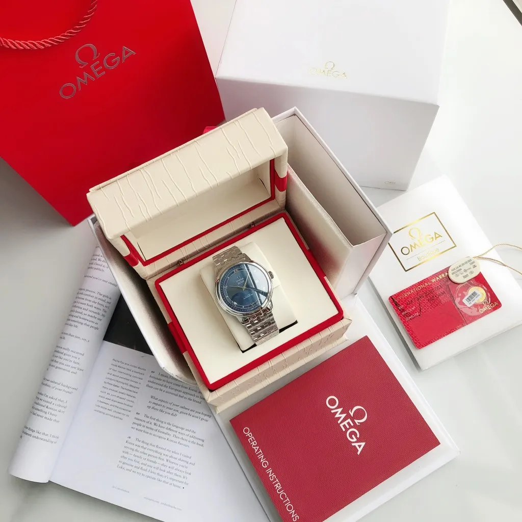 【High-end replica】💰1160! 【Customized all-in-one machine】💰1720! 2023 upgraded blockbuster model - Omega Butterfly De Ville series men's watch [Casual, simple and classic hot model] After the De Ville series was discontinued last year, the factory persisted in adhering to the concept of providing better prices and being more people-friendly. It spent nearly a year strictly controlling and selecting high-quality suppliers of various accessories. Thanks to the strong support of a replica factory, it has worked hard to create today's upgraded and high-quality products at the same price‼ ️ This upgrade uses the same-level lettering from a certain factory, corrects the original synchronous stretch clasp, and passes the factory damage test to ensure excellent quality [Movement] Equipped with zero repair 💯 Brand new Citizen 9015 all-in-one automatic mechanical movement, precise travel time and long-lasting, highly recognized by watch friends [Case] 316L stainless steel case, modified and beautiful body The bottom cover is embossed according to the original synchronized track text. The 39.5mm shell size adheres to the same original details. Curved dial. 100-meter depth waterproof. Scratch-resistant sapphire mirror. [Bracelet] Use 316L stainless steel bracelet with original folding stretch buckle of the same material or calfskin strap. This picture is a real shot of a customized all-in-one machine!