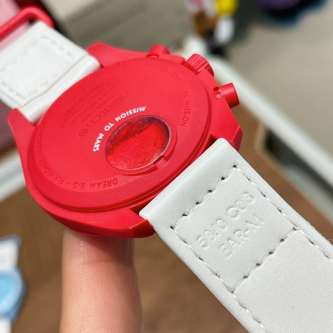 [Original order quality] 💰700! 【Purchasing quality】💰1160! Omega co-branded Swatch, the top version on the market, made of real bioceramic material! Distinguish low-end products in the market! OMEGAxSWATCH Omega x Swatch joint model BIOCERAMIC MOONSWATCH joint watch, this series of watches has a total of 11 models, all named after planetary bodies. They are: Mission to the Sun (gold) Mission to Mercury (dark gray) Mission to Venus (pink) Mission to Earth (blue) Mission to the Moon (black) Mission to Mars (white) Mission to Jupiter (bronze) Mission to Saturn (beige) Mission to Uranus (light blue) Mission to Neptune (dark blue) Mission to Pluto (grey) Each one represents the characteristics of a different planet and uses its elements to decorate the dial, making people want to collect the entire series at once.  Swiss quartz machine, size 42mm. The Velcro strap is waterproof and easy to wear. It is worth buying. It can be collected and given as a gift. It has 11 colors and represents the 11 planets in the universe. The colors are bright and this summer accessory is a must-have!