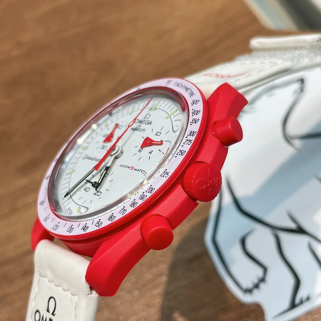[Original order quality] 💰700! 【Purchasing quality】💰1160! Omega co-branded Swatch, the top version on the market, made of real bioceramic material! Distinguish low-end products in the market! OMEGAxSWATCH Omega x Swatch joint model BIOCERAMIC MOONSWATCH joint watch, this series of watches has a total of 11 models, all named after planetary bodies. They are: Mission to the Sun (gold) Mission to Mercury (dark gray) Mission to Venus (pink) Mission to Earth (blue) Mission to the Moon (black) Mission to Mars (white) Mission to Jupiter (bronze) Mission to Saturn (beige) Mission to Uranus (light blue) Mission to Neptune (dark blue) Mission to Pluto (grey) Each one represents the characteristics of a different planet and uses its elements to decorate the dial, making people want to collect the entire series at once.  Swiss quartz machine, size 42mm. The Velcro strap is waterproof and easy to wear. It is worth buying. It can be collected and given as a gift. It has 11 colors and represents the 11 planets in the universe. The colors are bright and this summer accessory is a must-have!