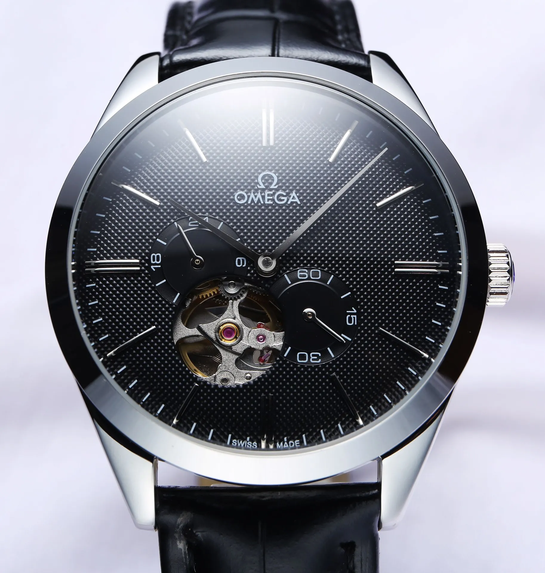 Omega - OMEGA's latest recommendation, equipped with a customized version of the original imported 82s7 movement (0 repairs and 0 after-sales), 9-digit 24-hour display, 5-digit small seconds design, 7-digit hollow window, the movement of the movement can be seen at a glance. It can store power for over 48 hours and is waterproof to a depth of 50 meters. [Case]: 316 fine steel (high-quality workmanship), top CNC cutting technology strives for perfect shell shape [Watch strap]: Italian imported cowhide strap/stainless steel bracelet [Movement]: imported 82s7 fully automatic mechanical movement (stable running time) [Glass]: advanced reinforced coated mirror [Size]: diameter 40mm, thickness 12mm (focus on original new machines) Focus is an attitude, produced by JH!