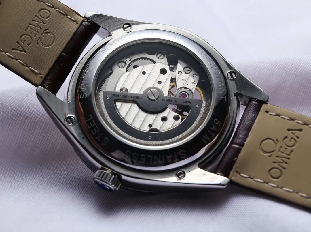 Omega - OMEGA's latest recommendation, equipped with a customized version of the original imported 82s7 movement (0 repairs and 0 after-sales), 9-digit 24-hour display, 5-digit small seconds design, 7-digit hollow window, the movement of the movement can be seen at a glance. It can store power for over 48 hours and is waterproof to a depth of 50 meters. [Case]: 316 fine steel (high-quality workmanship), top CNC cutting technology strives for perfect shell shape [Watch strap]: Italian imported cowhide strap/stainless steel bracelet [Movement]: imported 82s7 fully automatic mechanical movement (stable running time) [Glass]: advanced reinforced coated mirror [Size]: diameter 40mm, thickness 12mm (focus on original new machines) Focus is an attitude, produced by JH!