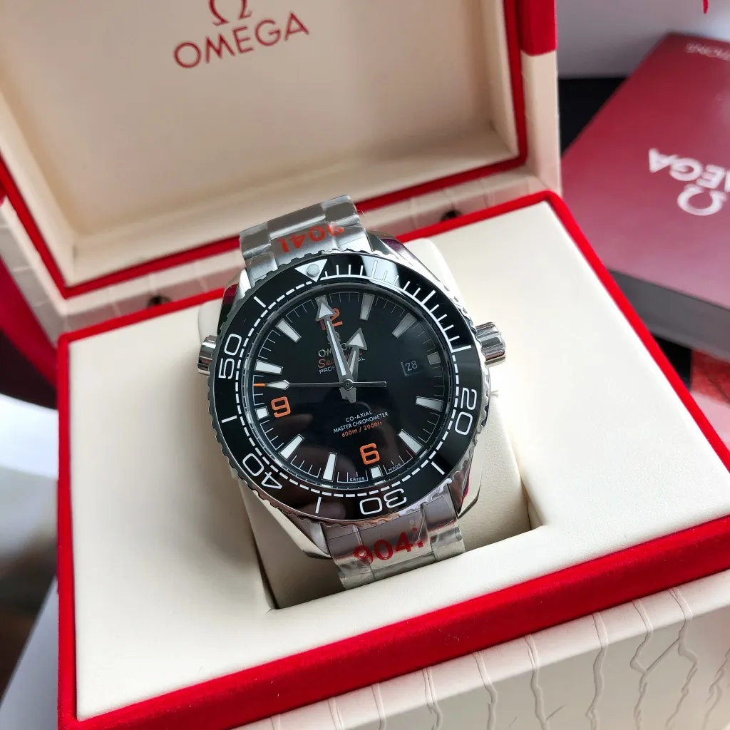 High-end replica 💰1240! TW Taiwan Factory💰1720! 2024 new customized Omega Seamaster series 600-meter America's Cup limited edition diving watch has arrived. It is exclusively customized with original synchronization details. Each watch number is engraved with an identification number and will never be repeated. The ceramic bezel is unique to the entire network. It has a Citizen movement internally and the external repair details are synchronized with the original. [Movement] Equipped with 💯 Brand new Japanese original 9015 automatic mechanical movement, 0️⃣ repair, accurate running time, strong practicality [Case] Made of 316L stainless steel, electroplated in the vacuum furnace of the entire network, equipped with the only original ceramic one-way rotating chronograph ring in its class [Bracelet] Official synchronous rubber strap or 316 stainless steel chain of the Seamaster 600m Diving Watch produced by GD, with the only original push-pull adjustable clasp in its class ⚠️Please look for the exclusive quality of GD products